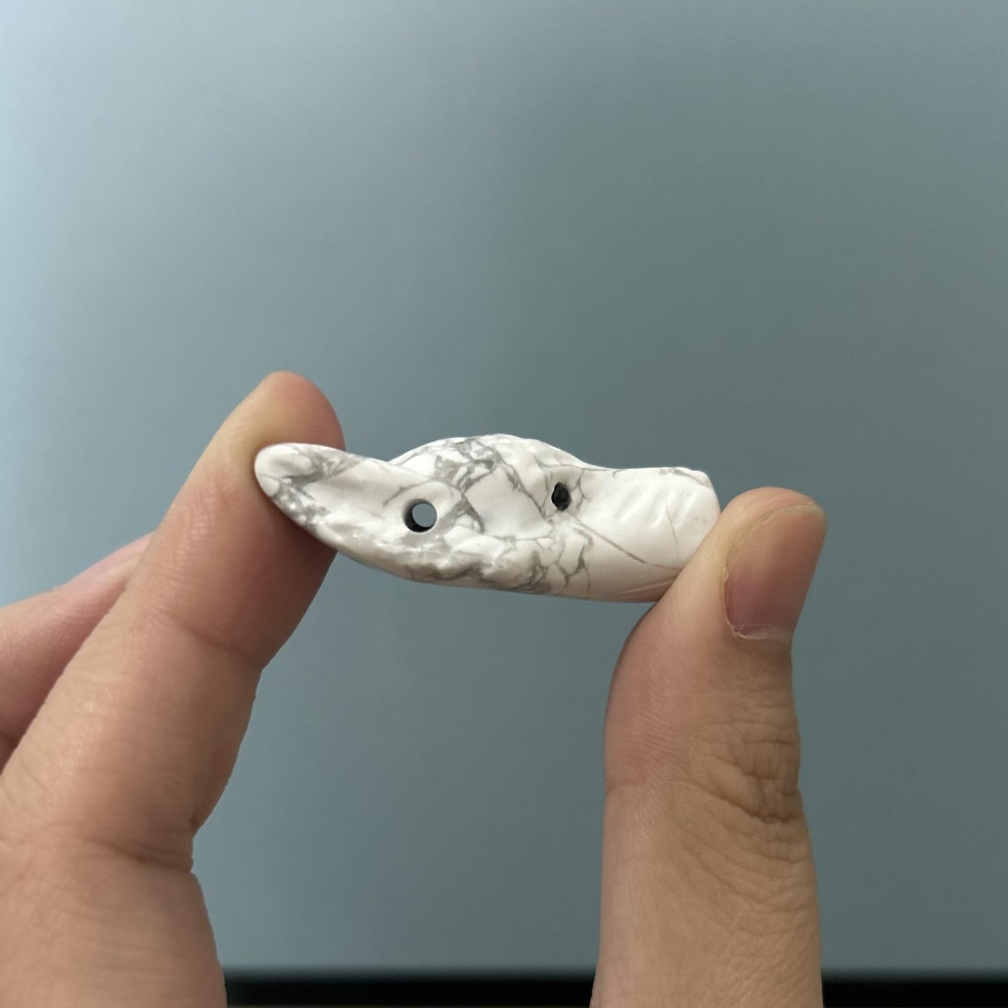 Bacatgem White Howlite Turquoise 1.57 inchs Wolf Head Pocket Crystals and Healing Stone Figurine,Haped DIY-Jewelry Pendant