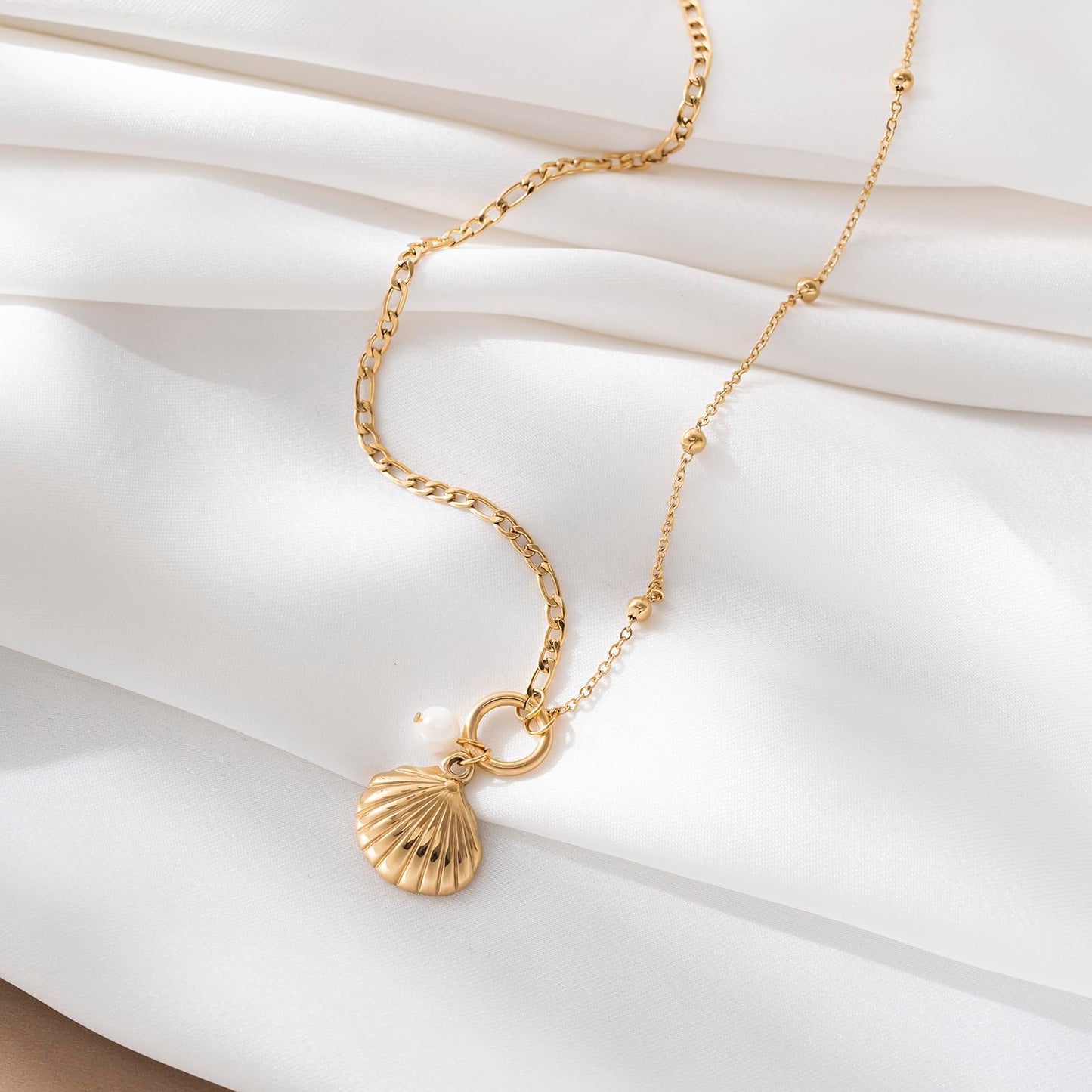 WASAIE Boho Seashell Pendant Necklaces for Women,Summer Dainty Ocean Seashell Conch Charm Pendant Necklace Stainless Steel Chain Surfer Boho Jewelry Charms Choker For Women Beach Holiday
