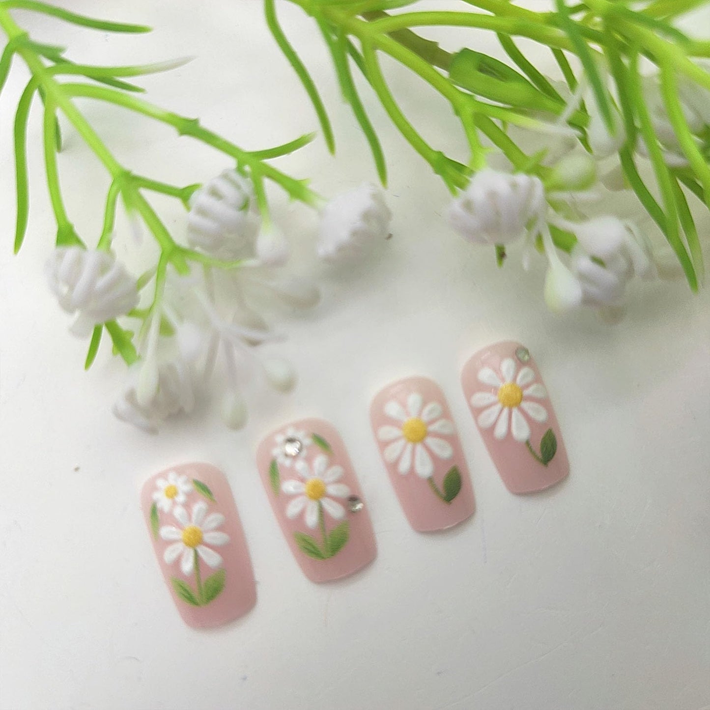 Square Press on Nails Medium Fake Nails with White Flower Green Leaves Rhinestones Designs Glossy Glue on Nails Nude Nails Press ons Summer Acrylic Artificial Stick on Nails for Women 24Pcs