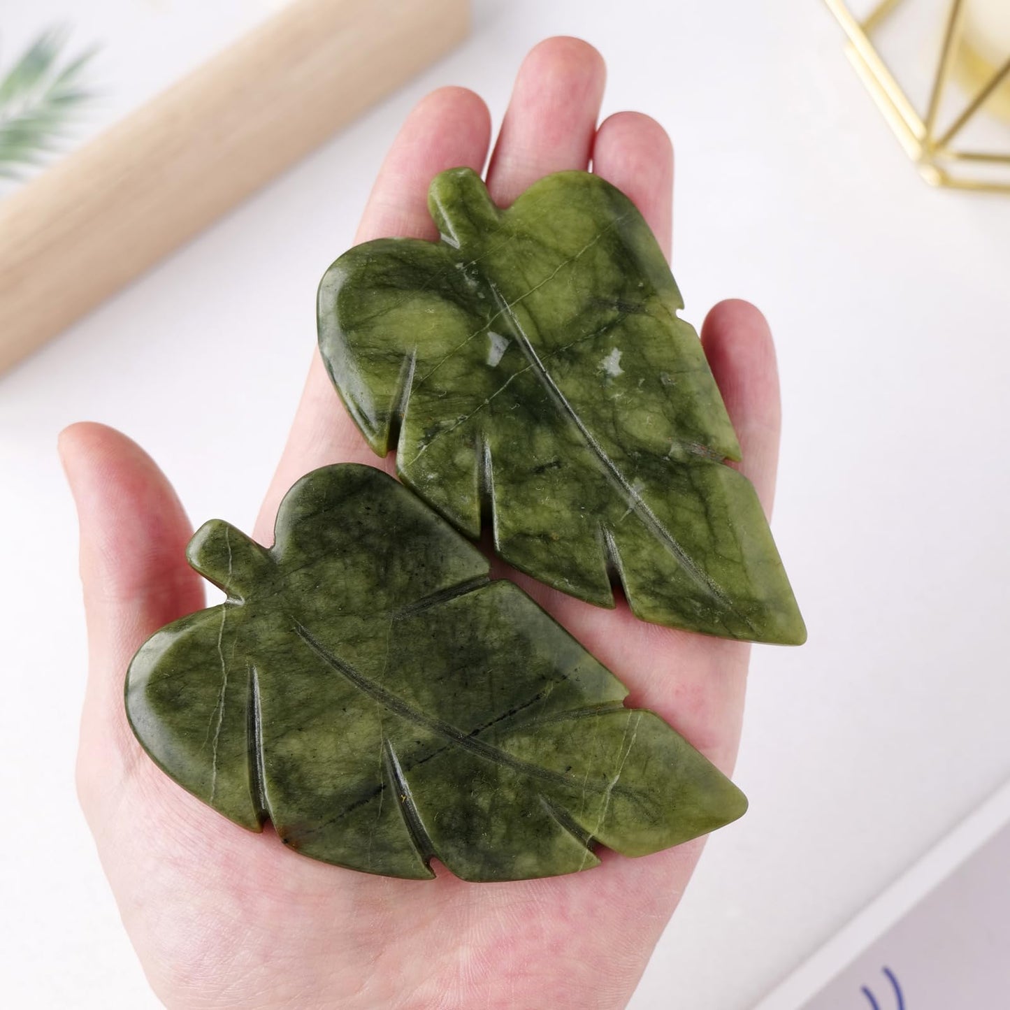 Runyangshi 1PCS Natural Green Jade Stone Hand-Carved Crystal Leaves Sculpture Leaf Shape Crystal Healing Stone Figurines Reiki Gemstone Collection Home Decor Desk Decor