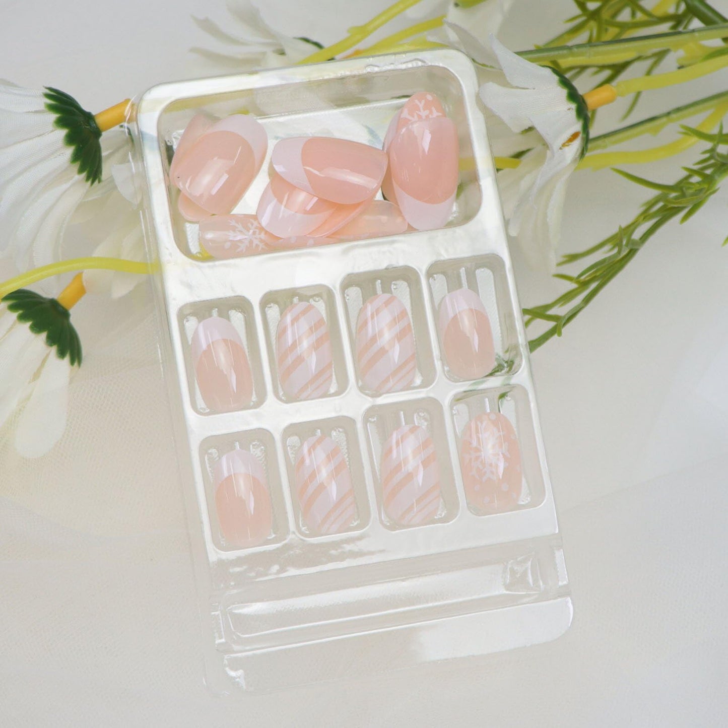 Christmas Press on Nails Short Round Fake Nails with Lines Snowflake Design Glossy White French Tip Nails Press ons Nude Short Oval Xmas Glue on Nail for Women 24 Pcs