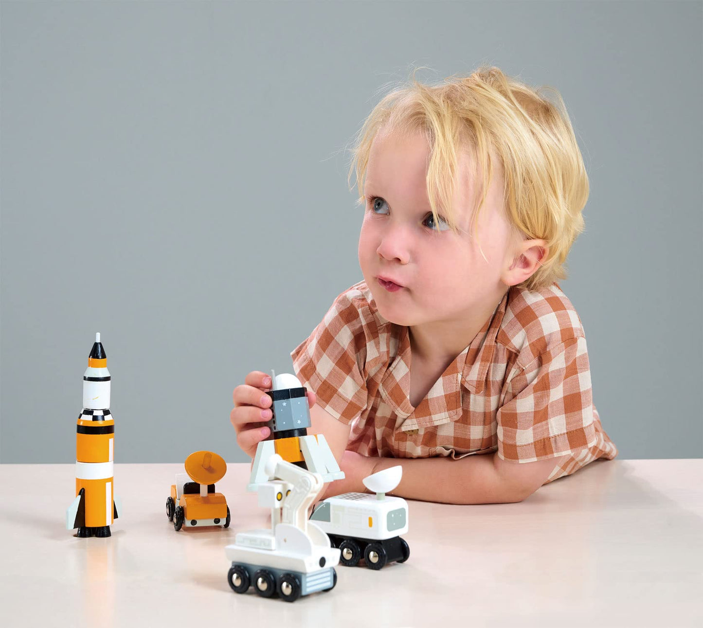 Tender Leaf Toys - Space Voyager Set - 7 Piece Solid Wood Space Vehicle Set with Moving Parts - Boost Imagination and Learn Through Play, Gender-Neutral for Pre-School Boys and Girls - Age 3 +