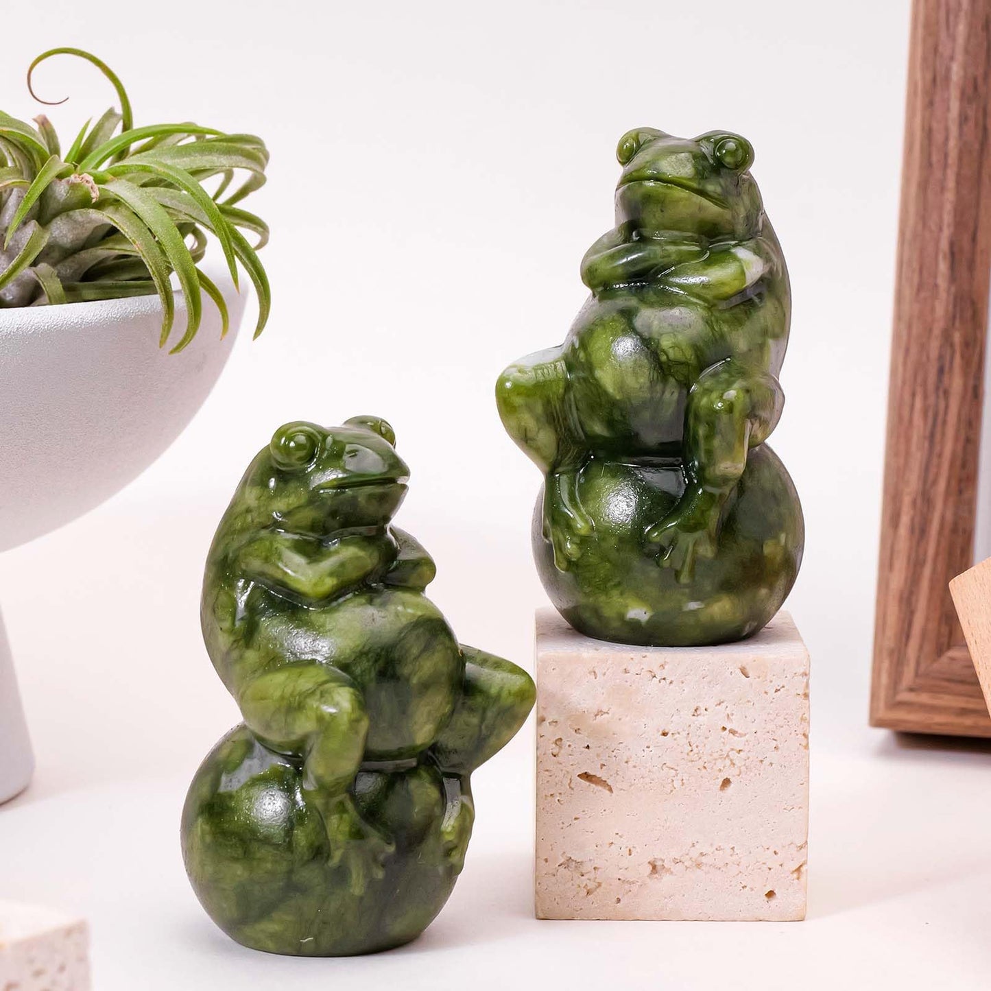Apengshi Natural Crystal Raw Stone Jade Figurine, Decorative Animal Statue (Frog+Ball)