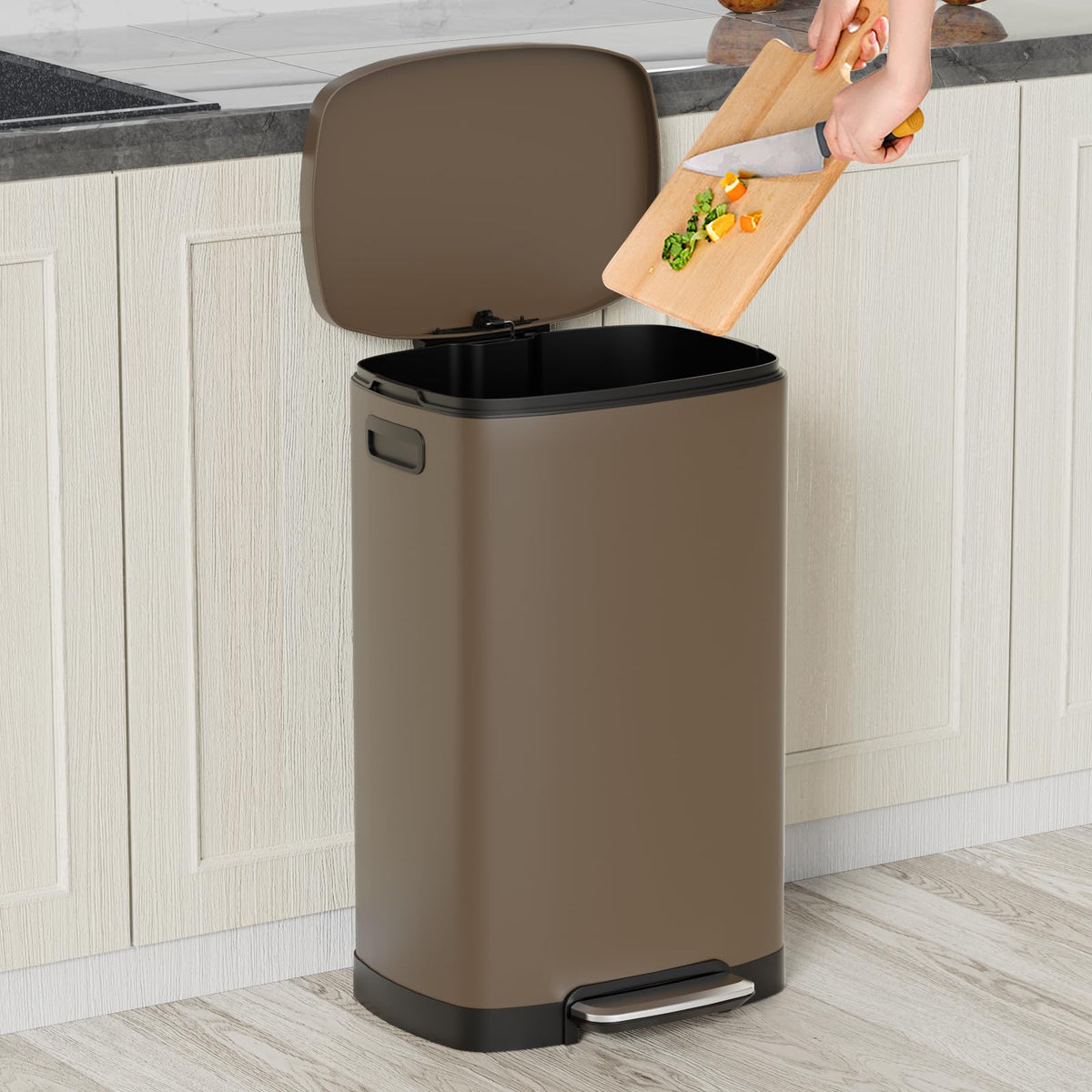 13 Gallon Trash Can with Lid