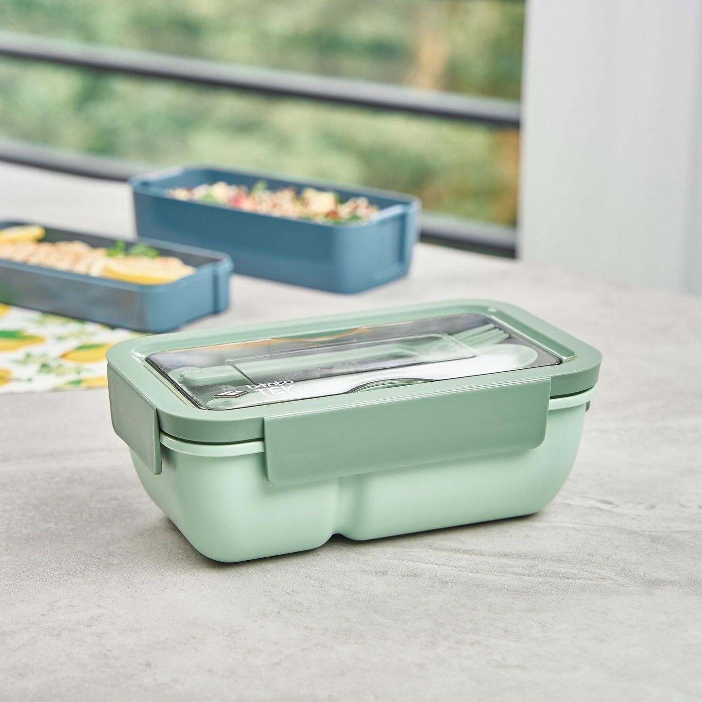Restaurantware-Bento Tek 28.7 Ounce Bento Box, 1 Reusable Lunch Container - With Fork And Spoon, Does Not Contain BPA, Green Plastic Reusable Lunch Box, Microwavable, Dishwashable