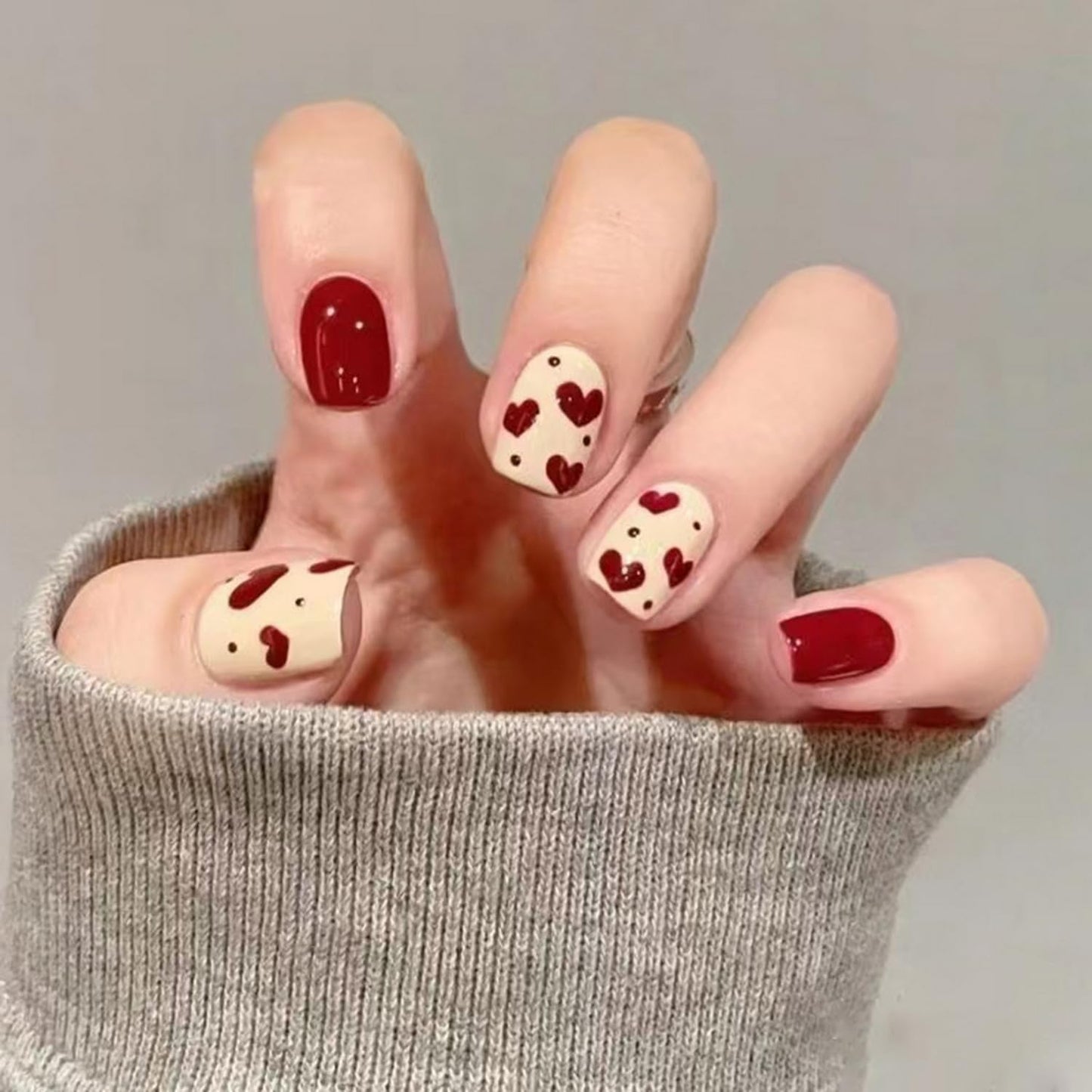 30pcs Valentine's Day Press on Nails Short Square Fake Nails Glossy Reusable Heart False Nails with Red Queen heart Acrylic Nails Stick on Nails Valentine Glue on Nails for Women