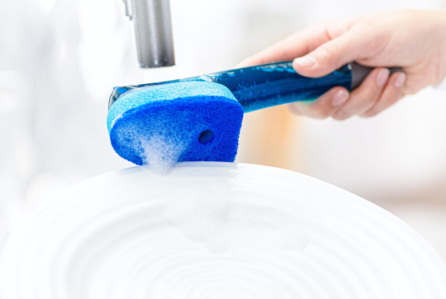 Scotch-Brite Advanced Soap Control Non-Scratch Dishwand Kit, 1 Dish Wand & 5 Sponge Refills, Prevents Soap from Leaking, Leak-Free Guarantee, Best for Nonstick Pots and Pans, Glass, Tubs, & Showers