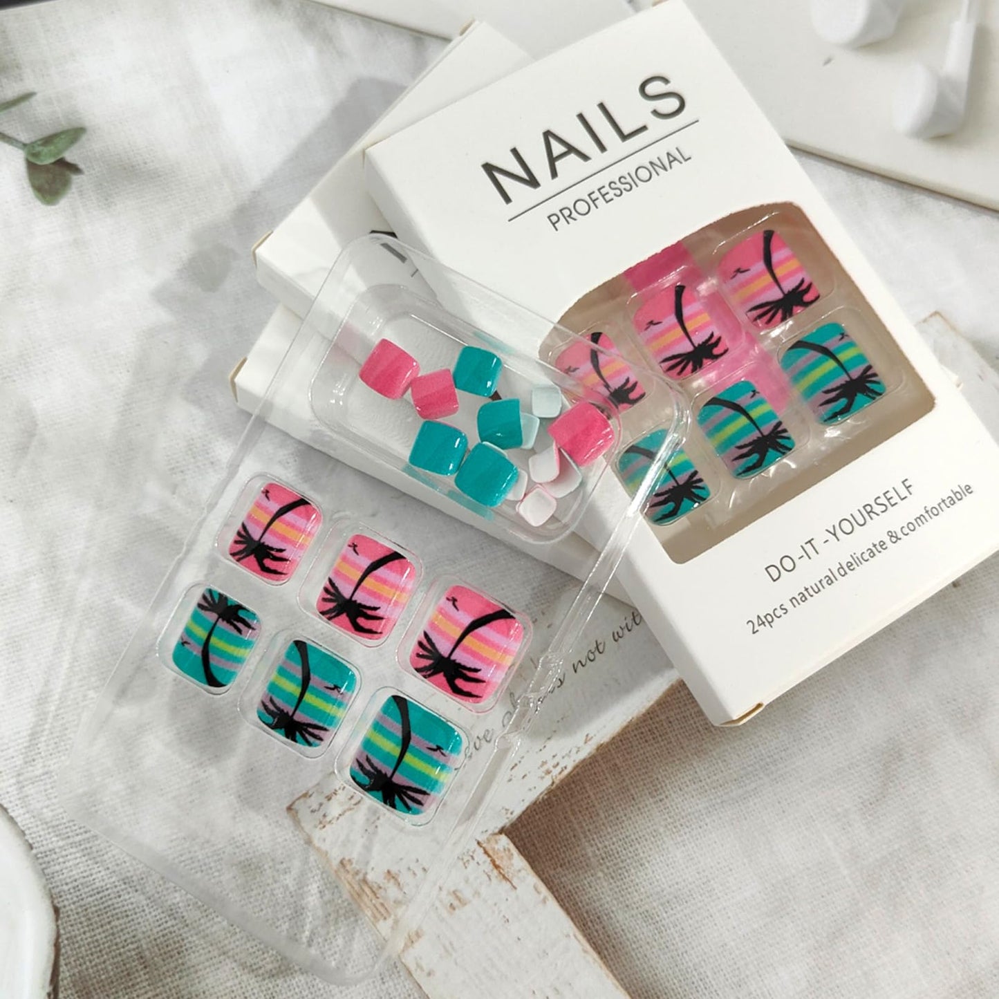 24Pcs Summer Beach Press on Toenails Short Square Fake Toe Nails with Coconut Tree Bird Designs Acrylic False Toenails Blue Pink Glossy Full Cover Glue on Toe Nails Artificial Toenails for Women