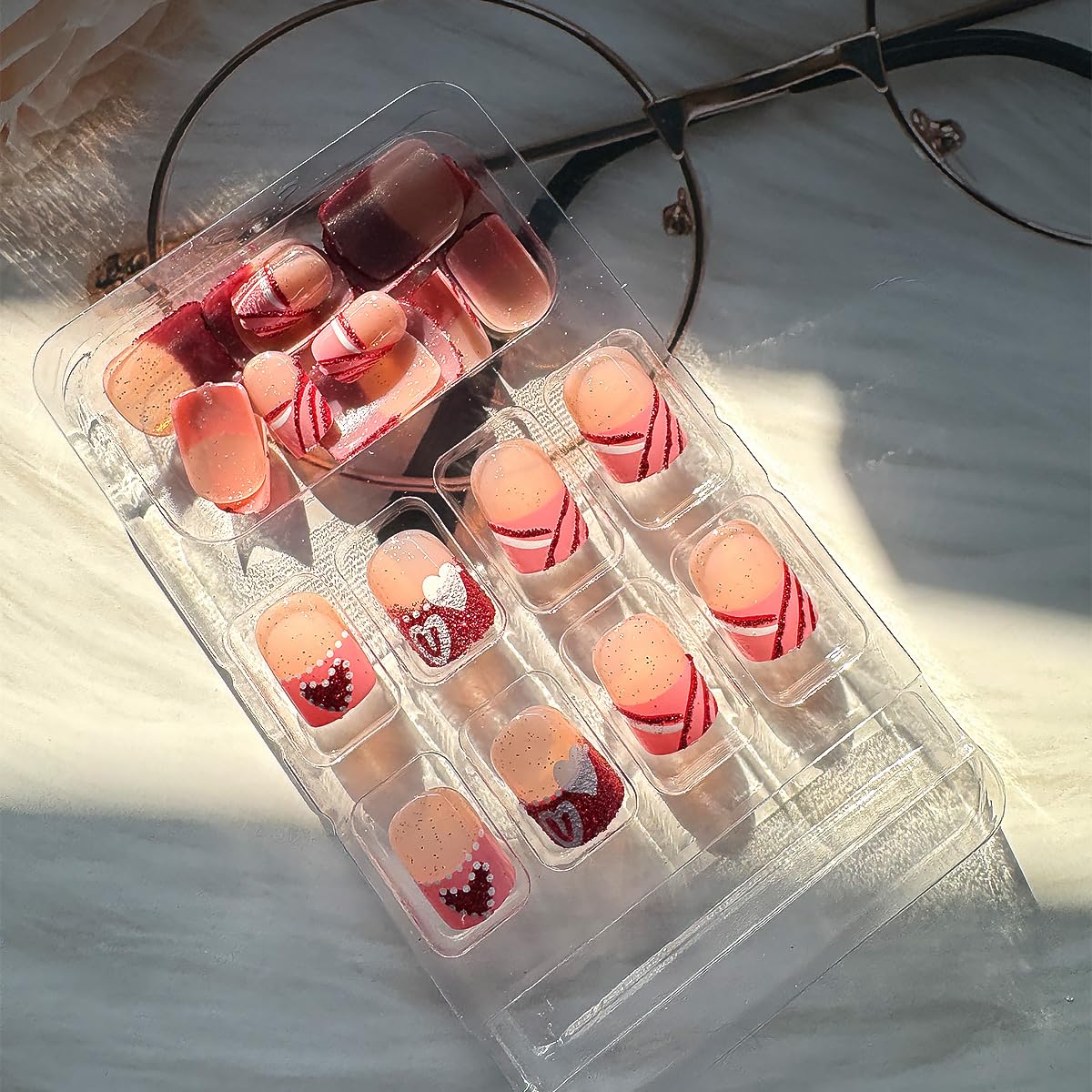 24Pcs Valentine's Day Press on Nails Short Square French Tip Fake Nails Pink Glitter False Nails Red Heart Artificial Nails Full Cover Glue on Nails Nude Stick on Nails Valentines Nails for Women DIY