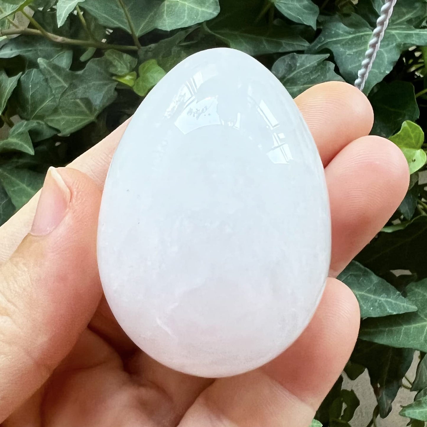 Fekuar Stone Egg Figurine, Polished Healing Crystal Easter Eggs Sphere Sculpture with Wood Stand, Rock Quartz, 1.8"