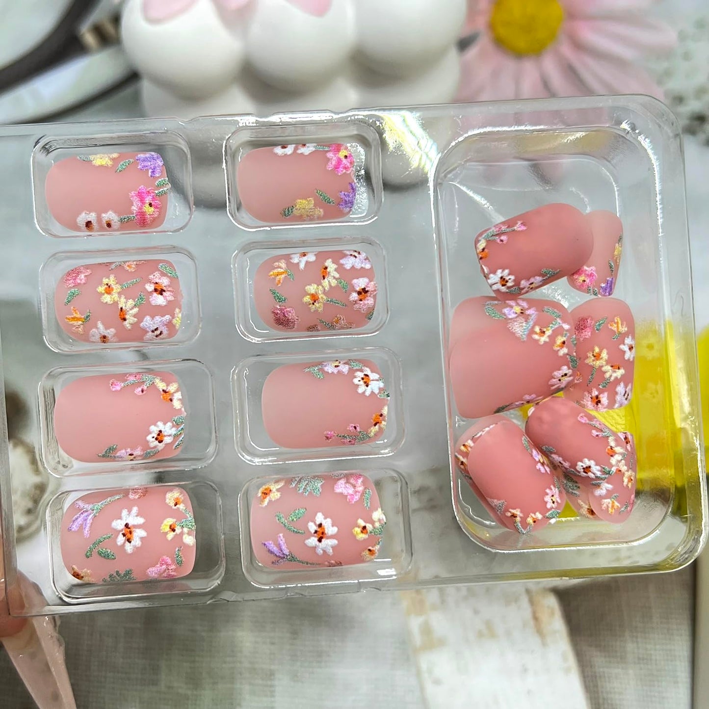 Flower Press on Nails Short Square Fake Nails with Colorful Small Daisy Designs Nude Matte False Nail Full Cover Spring Summer Floral Stick on Nail for Women 24Pcs
