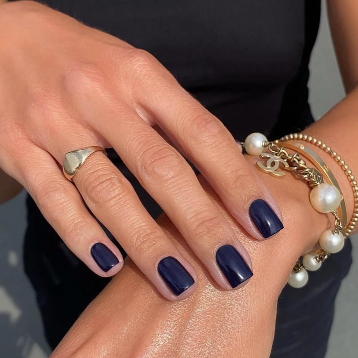 XCREANDO Dark Blue Press on Nails Short Square Fake Nails Glue on Short Square Press ons, Acrylic False Glue on Nail Stick on for Women and Girls 24PCS