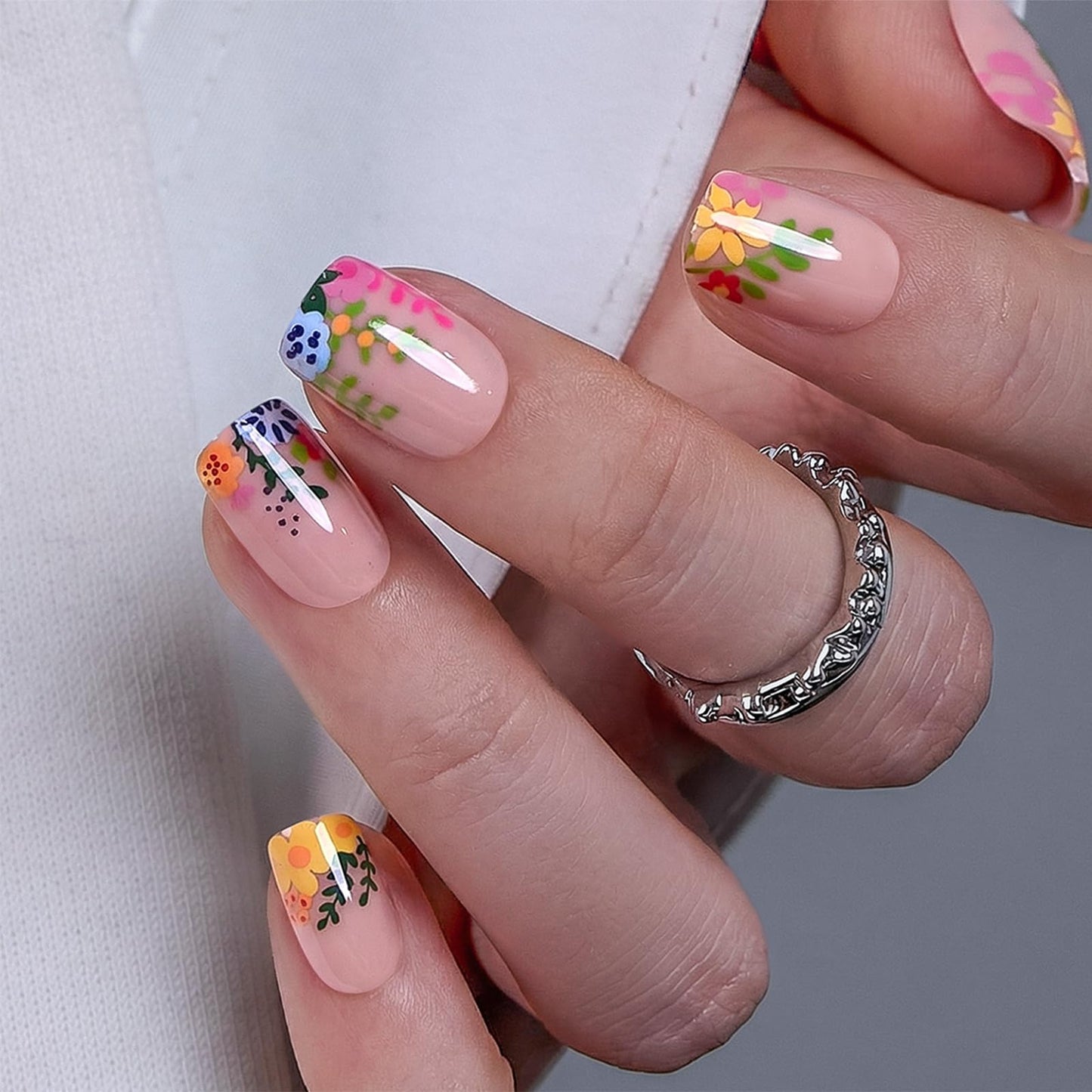 Curvlife Square Press on Nails Short Acrylic Fake Nails with Design Full Cover False Nails Reusable Nail Kit with Nail Glue Adhesive Tabs Nail File Artificial Glue on Nails (Nude Flower, 30pcs)
