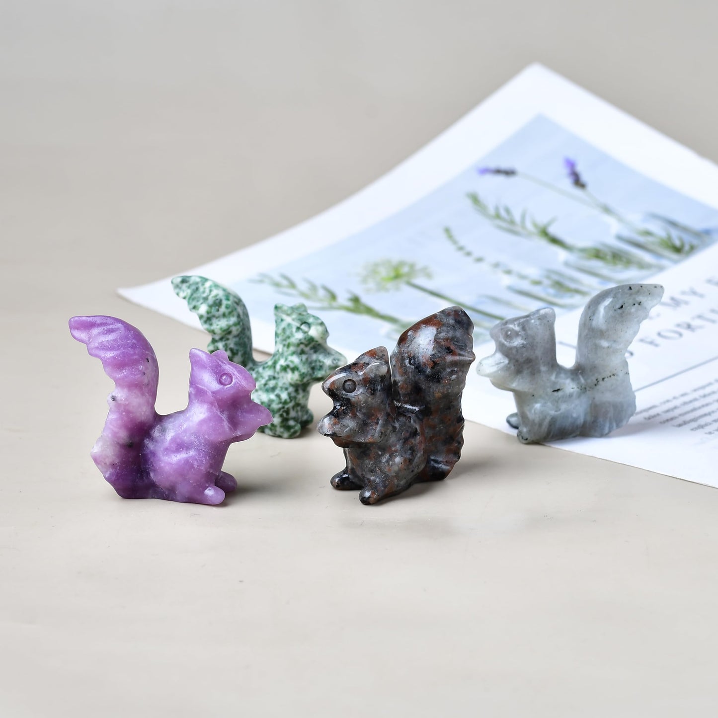 DZJXBZhu Qinghai Emerald Squirrel Crystal Healing Stone Spiritual Meditation Pocket Figurine Statue Natural Gemston Hand Carved Polished Home Room Office Desk Decoration Gift Collect