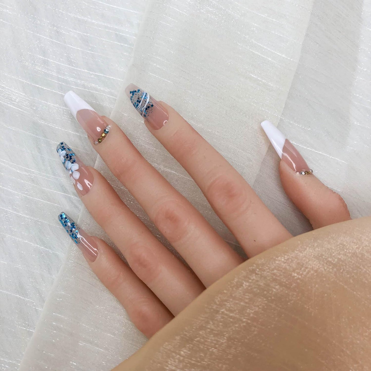 GGddsha 2025 100% Handmade Nails Reusable Medium Press-on Nail French Hand Painted Petals Full Coverage False Nail Set for Women (French-style Petal, Medium)