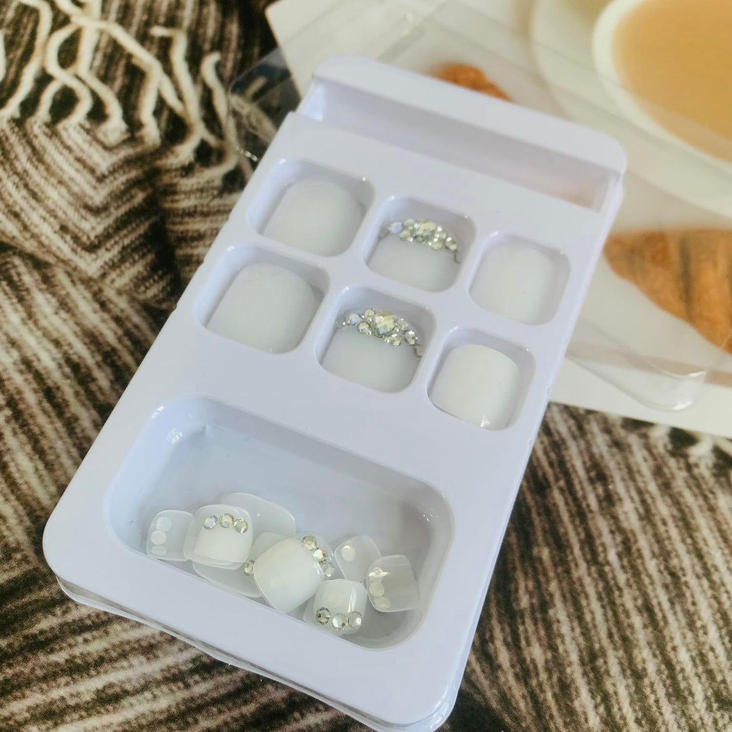 Vezocim White False Toenails Sets, Press on Toenails Coffin with Rhinestone Designs, Full Cover Artificial Acrylic Fake Nails for Toe, Glue on Toenails with Charm, Stick on Toe Nails for Women