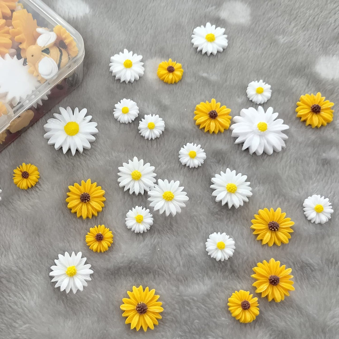 glacely 120pcs Mini Resin Bee Daisy Flowers Decor and Ladybugs Embellishments, Including 30 Pcs Tiny Resin Ladybug 30 Pcs Bee and 60 Pcs Sunflower Decorations for DIY Craft Cloth Pen Box Home Decor