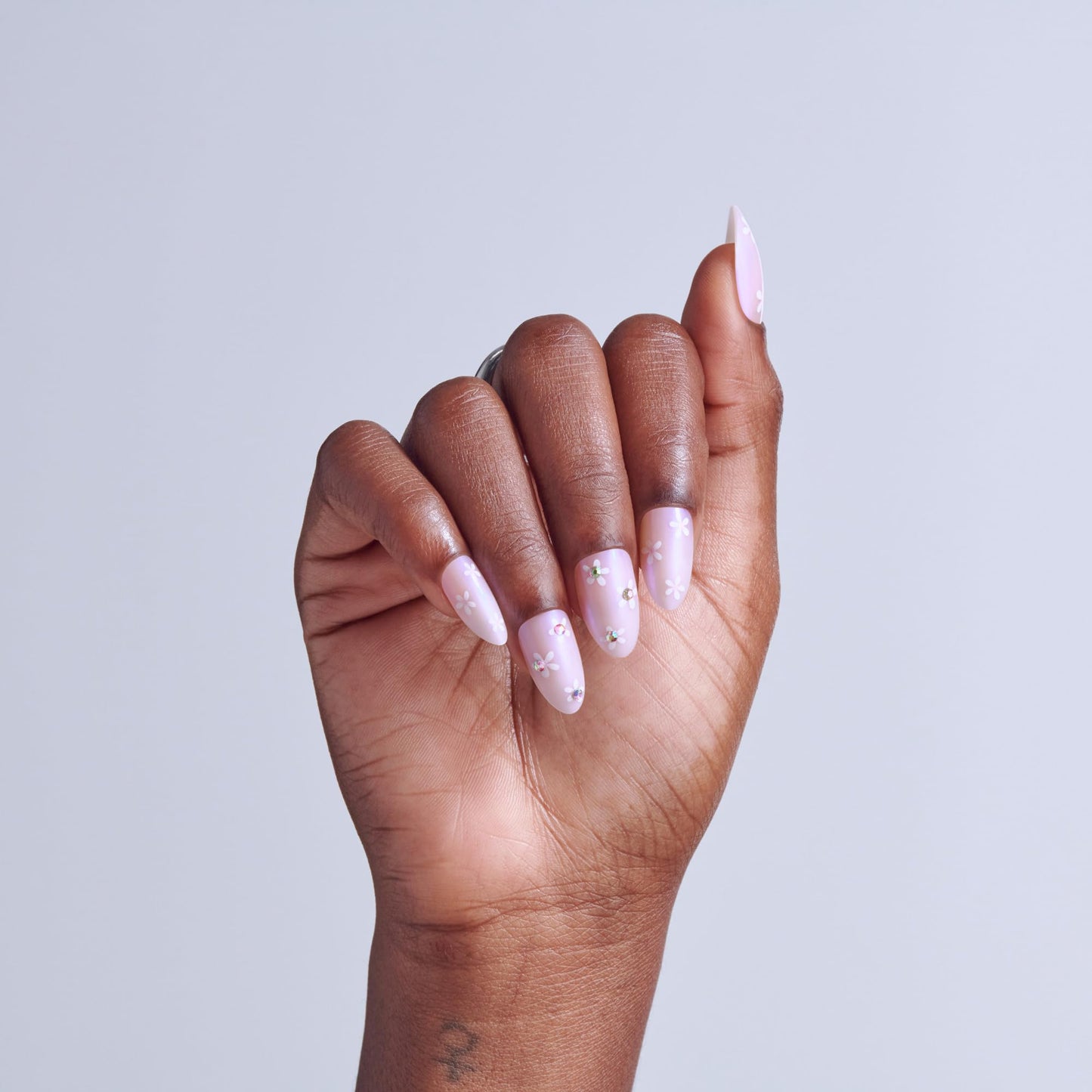 Kiss Glam, Press On Nails, Nail glue included, 'Breeze of Bliss', White, Medium Size, Almond Shape, Includes 32 Nails, 2g Glue, 1 Manicure Stick, 1 Mini File