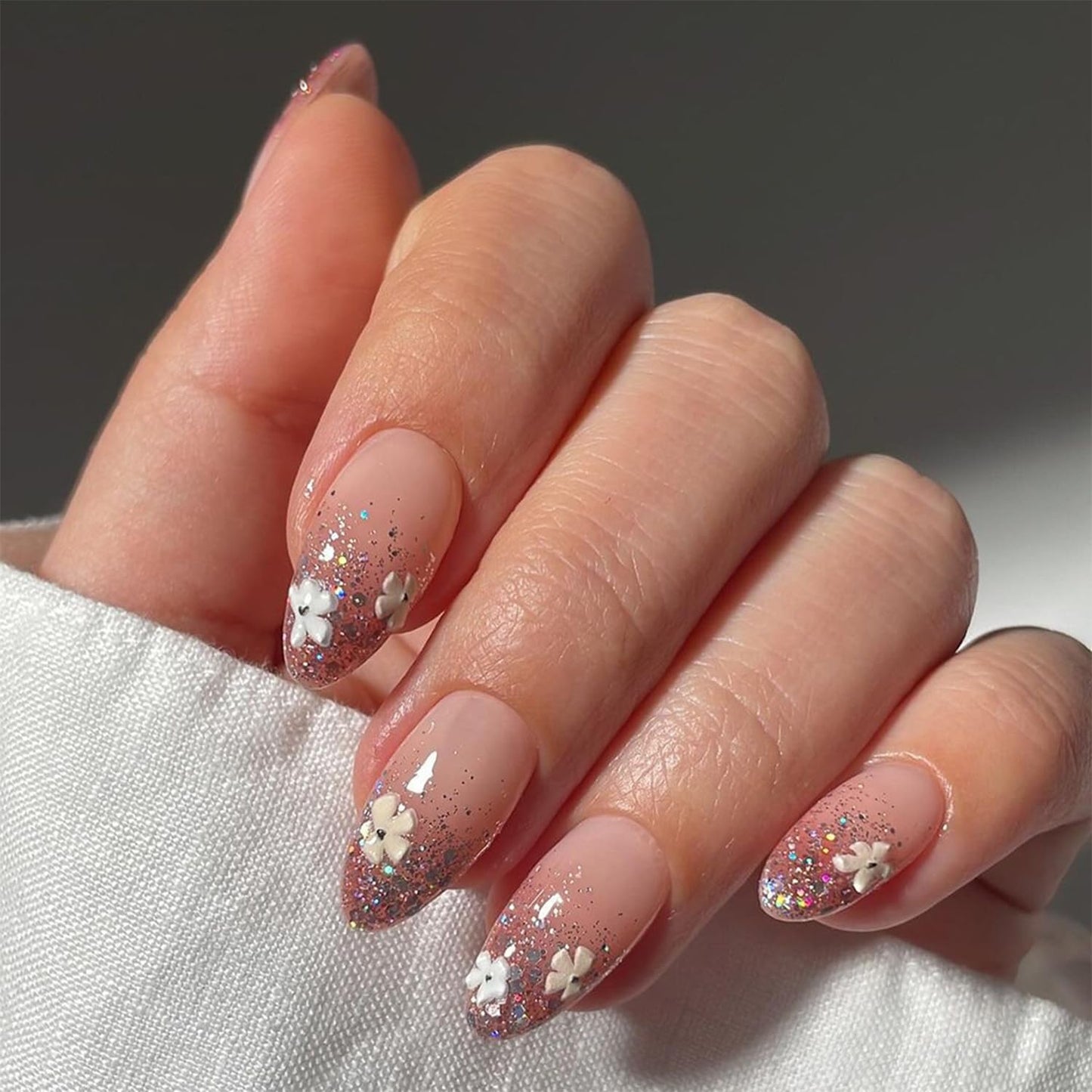 Spring Press on Nails Short Almond Fake Nails with White Flower Glitter Designs Nude Pink Nails Press ons Glossy Full Cover Glue on Nails Reusable Acrylic Artificial Nails for Women