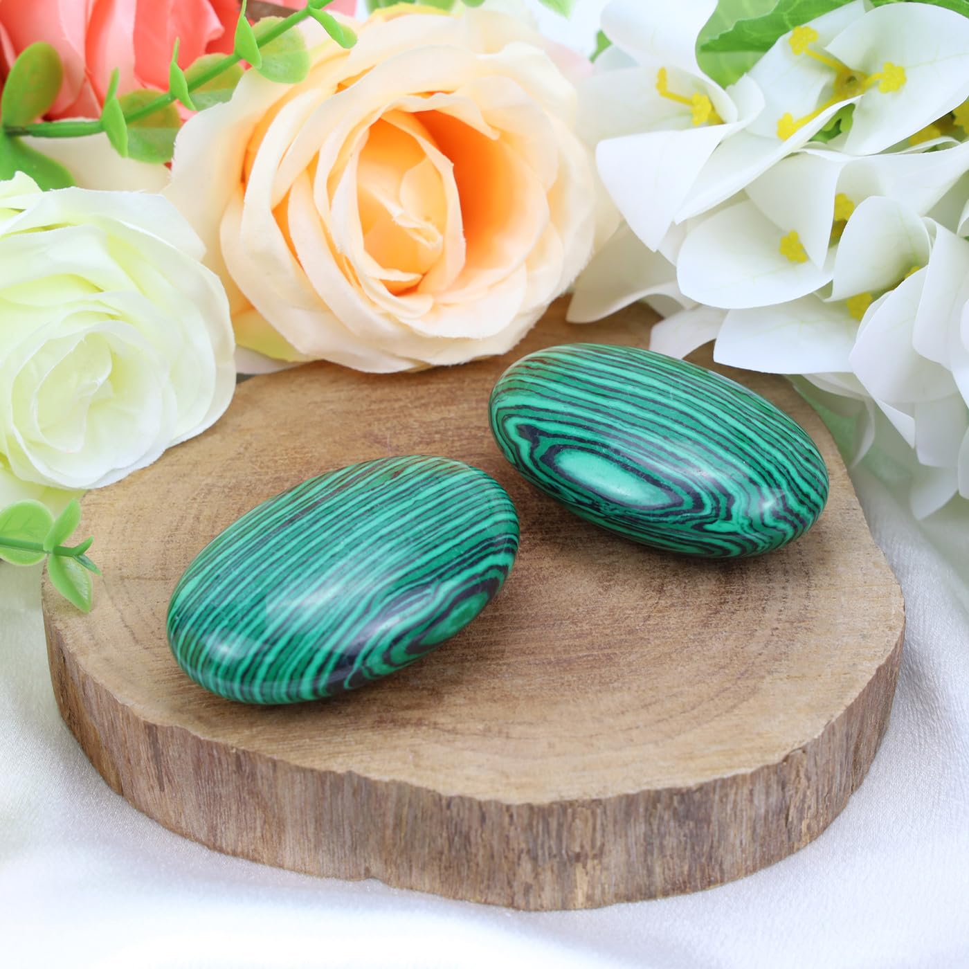 MAIBAOTA 2.4" Large Malachite Crystals Stone Polished Palm Stone Healing Crystals 0.7" Thick Natural Reiki Gemstone Worry Stone Energy Balancing Anxiety Stress Relief Meditation 1 Pc