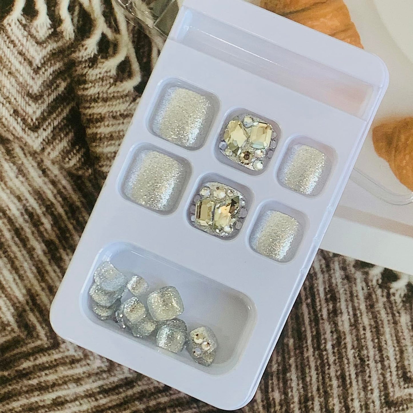 Vezocim Silver False Toenails Sets, Press on Toenails Coffin with Diamond Gems Designs, Full Cover Artificial Acrylic Fake Nails for Toe, Glue on Toenails with Charm, Stick on Toe Nails for Women
