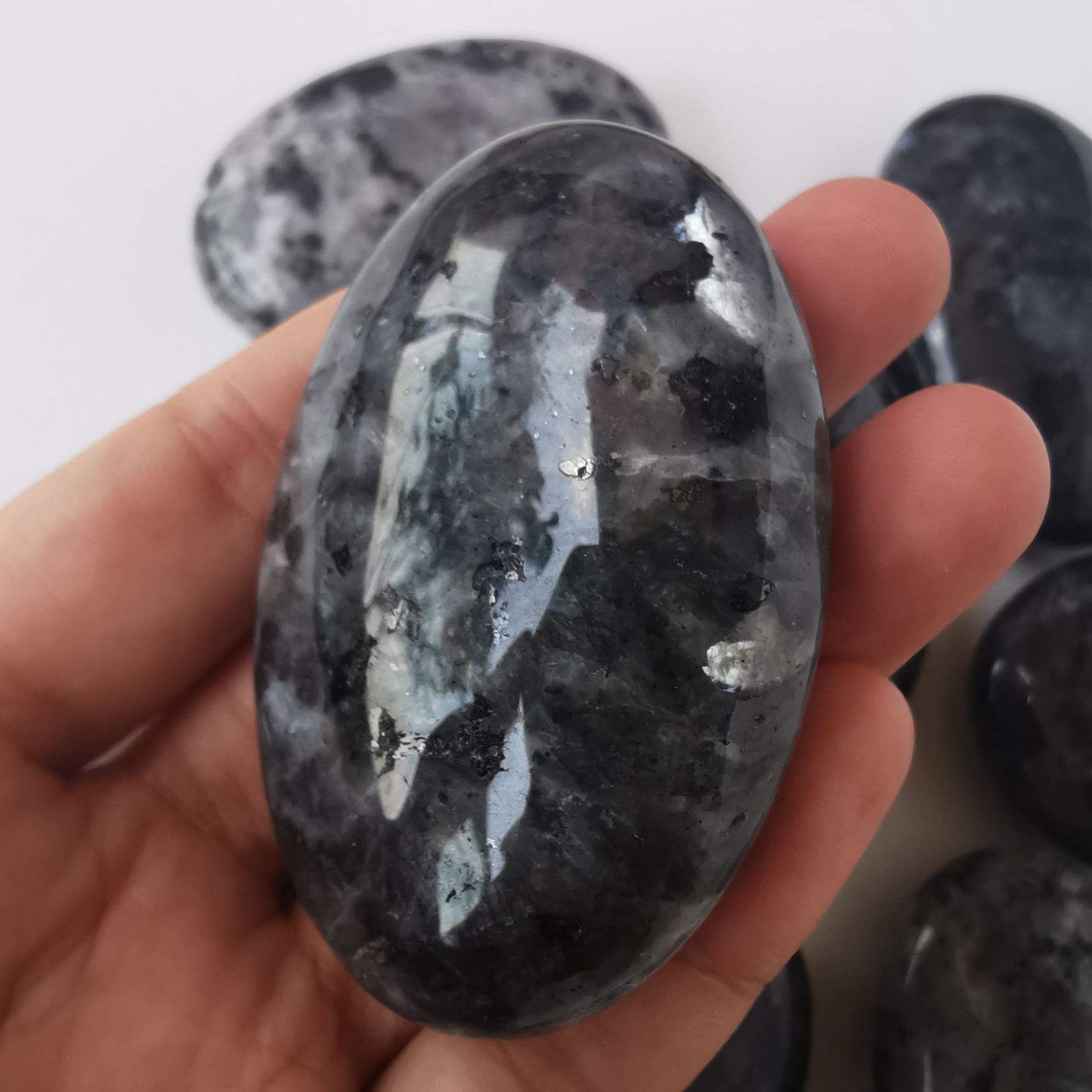 Loveliome Natural Black Labradorite Oval Polished Worry Stones, Healing Crystal Indoor Fountain Stones Massage Energy Anxiety Relief Items