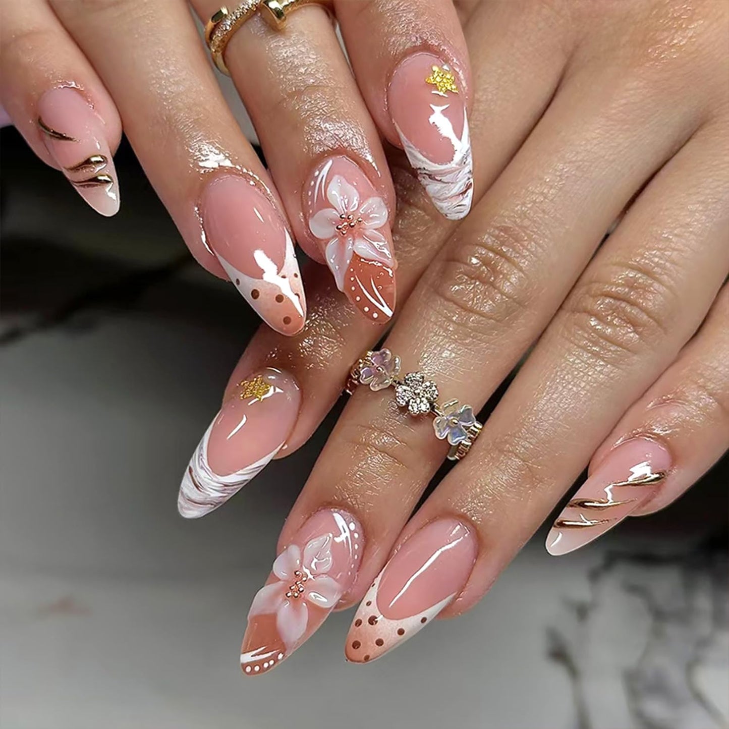 24Pcs White Flower Press on Nails Medium Almond Fake Nails with Leopard Print Design Nude Full Cover Artificial Glue on Nails Gold Shell Starfish False Nails Stick on Nails for Women Spring Summer DIY