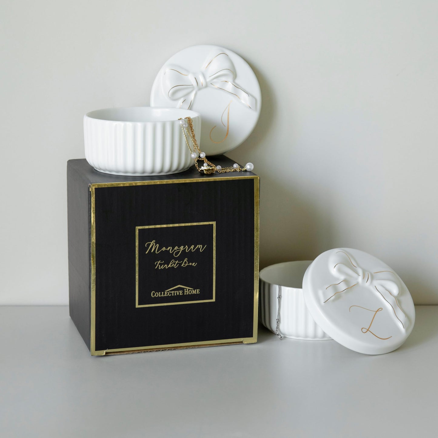 COLLECTIVE HOME Monogram Initial Jewelry Box with Bow - Elegant Ring Holder & Earring Dish | Christmas Gift Idea for Women, Unique Birthday Present for Herr (A)