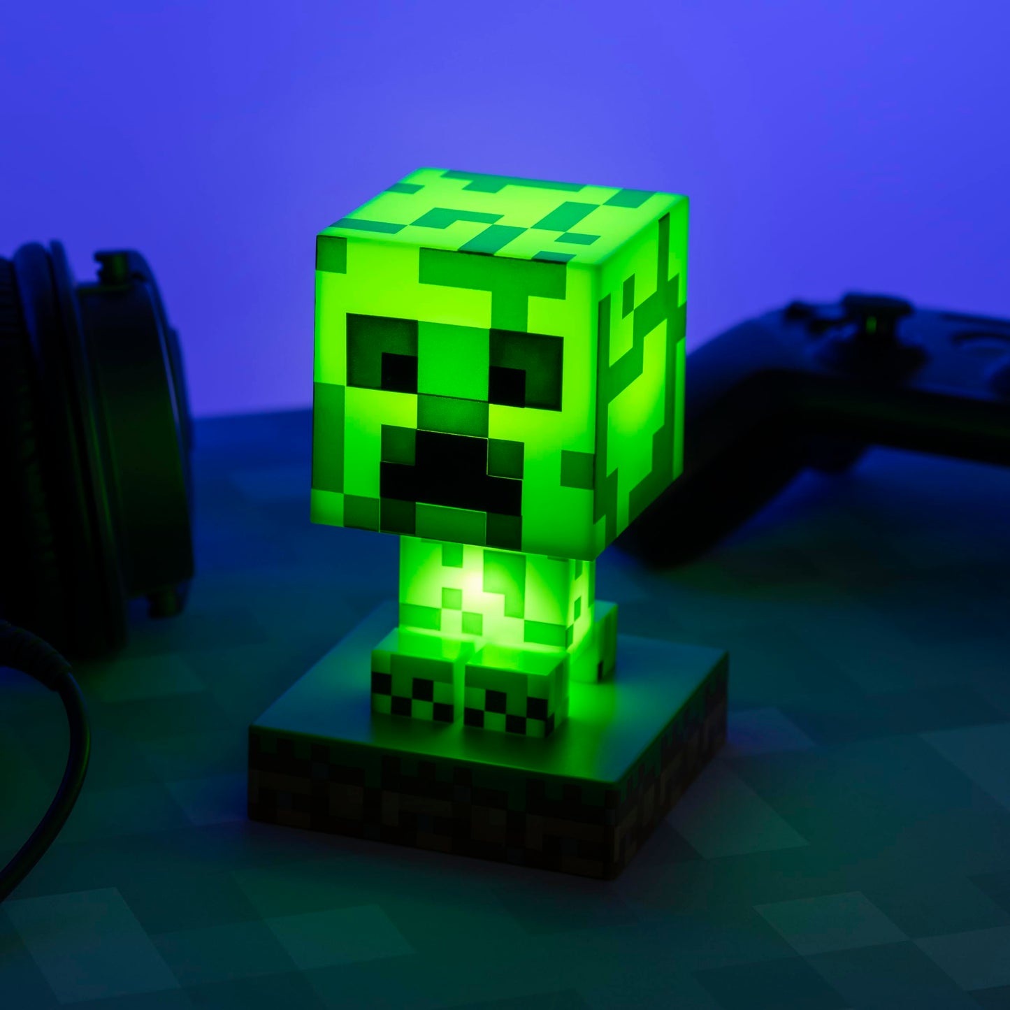 Paladone Minecraft Creeper Light, Lamp, & Night Light - 12 cm Tall - Battery Powered - Gaming Room & Bedroom Decor for Minecraft Gamers