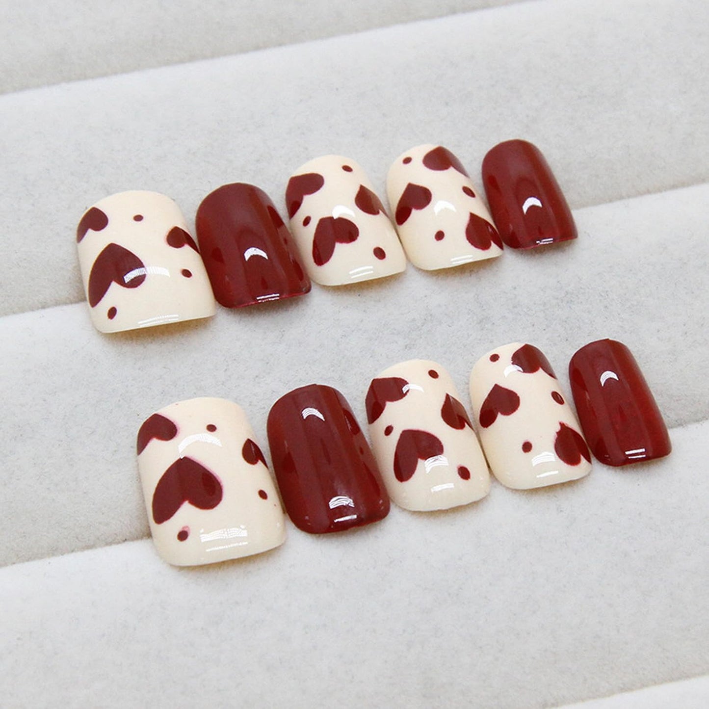 30pcs Valentine's Day Press on Nails Short Square Fake Nails Glossy Reusable Heart False Nails with Red Queen heart Acrylic Nails Stick on Nails Valentine Glue on Nails for Women
