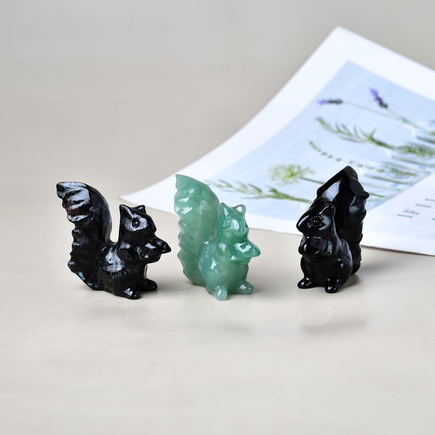 DZJXBZhu Qinghai Emerald Squirrel Crystal Healing Stone Spiritual Meditation Pocket Figurine Statue Natural Gemston Hand Carved Polished Home Room Office Desk Decoration Gift Collect