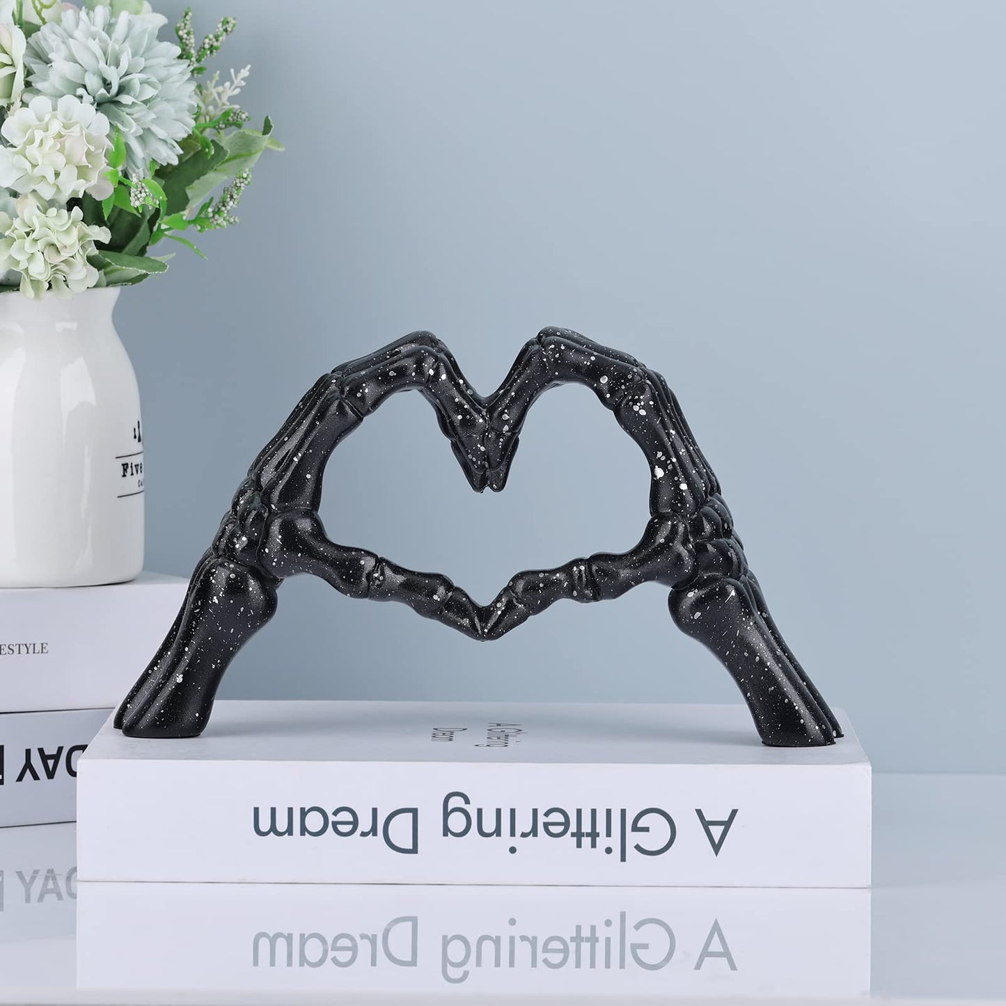 Black Hand Bone Sculpture Love Decoration, Halloween Skeleton Couple Statue, Heart Hand Ornament Suitable for Living Room Coffee Table, Dining Table, Bookshelf, Shelf, Entryway Desktop.