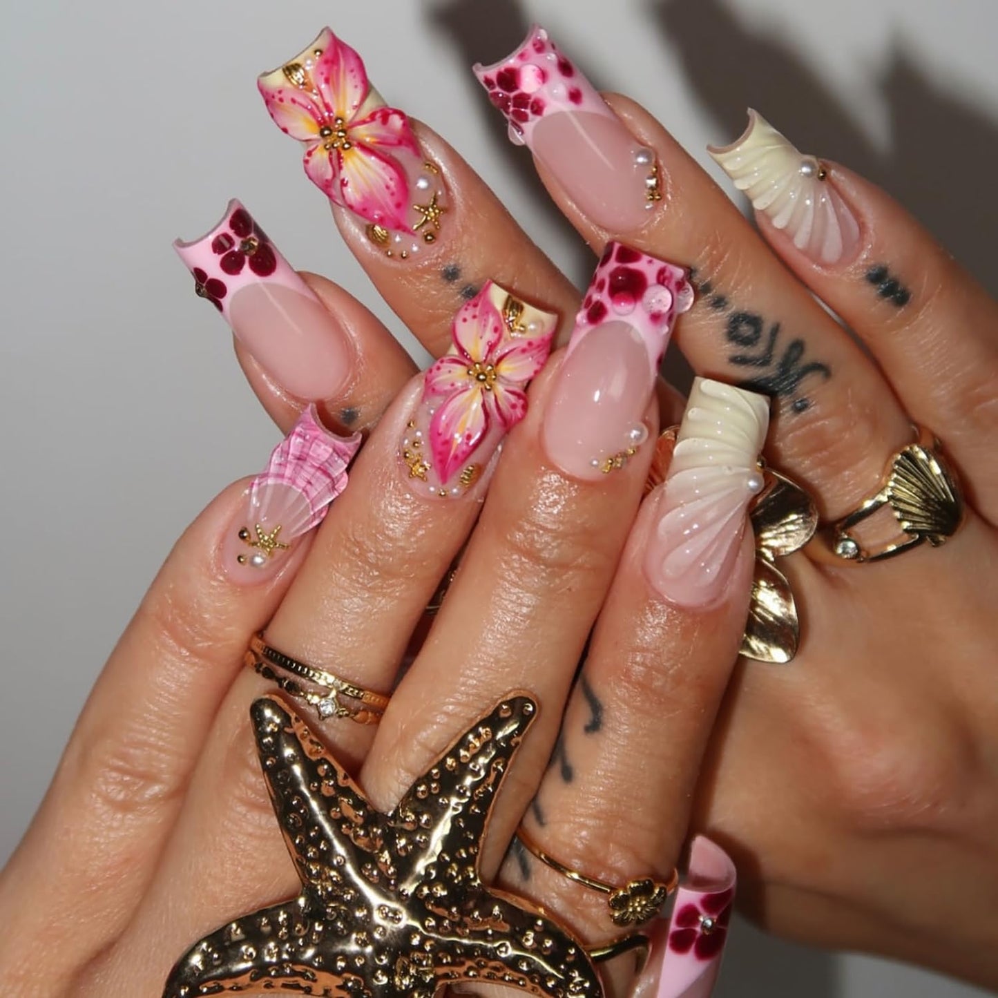 24Pcs Summer Press on Nails Medium Square Fake Nails with Pearl Rhinestones Designs Gold Starfish Seashell Glue on Nails 3D Flower Acrylic Nails Beach False Nail French Tip Stick on Nail for Women