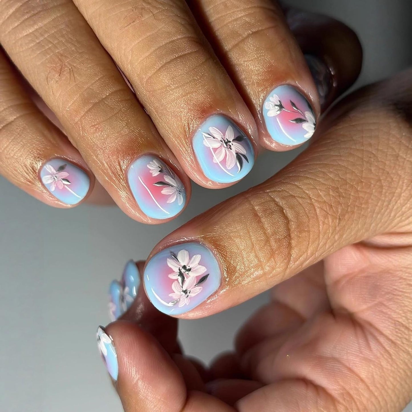 Flower Press On Nails Short Square Fake Nails Blue False Nails With Gradient Design Full Cover Glossy Acrylic Cute Stick On Nail Spring Glue On Nail For Women Manicure Art 24pcs