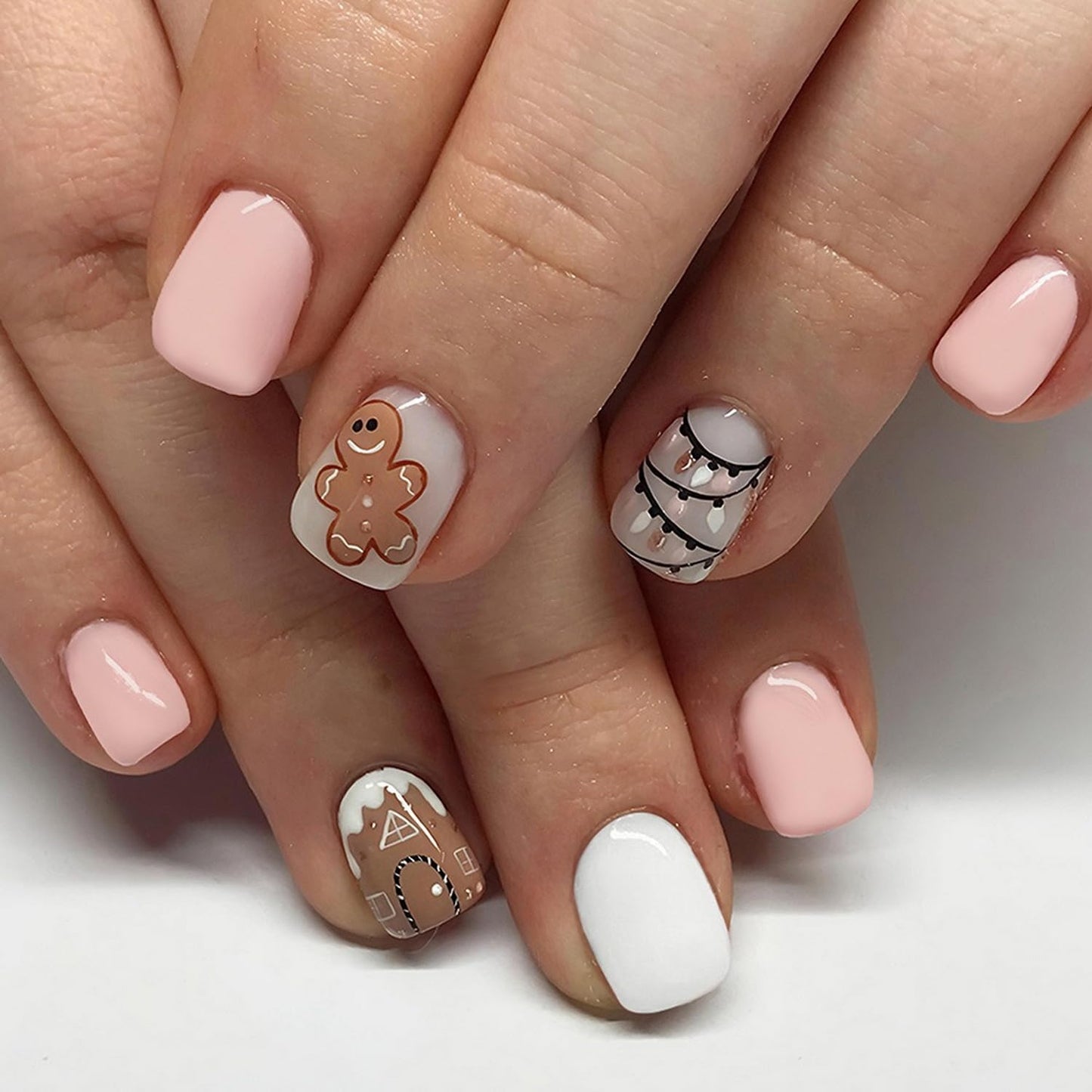 Christmas Press on Nails Short Square Gingerbread Man Fake Nails，Cute White Pink Xmas Gingerbread Snowhouse Lantern Acrylic Nails Glue on Glossy Artificial Nail for Women 24 Pcs