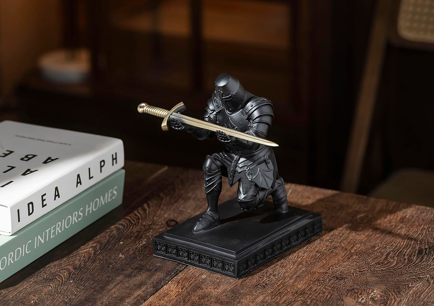 NCQIXIAO Templar Vanguard Soldier Pen Holder Pencil Stand Desk Organizers and Accessories as Gift for Medieval Warrior Enthusiast (Black)