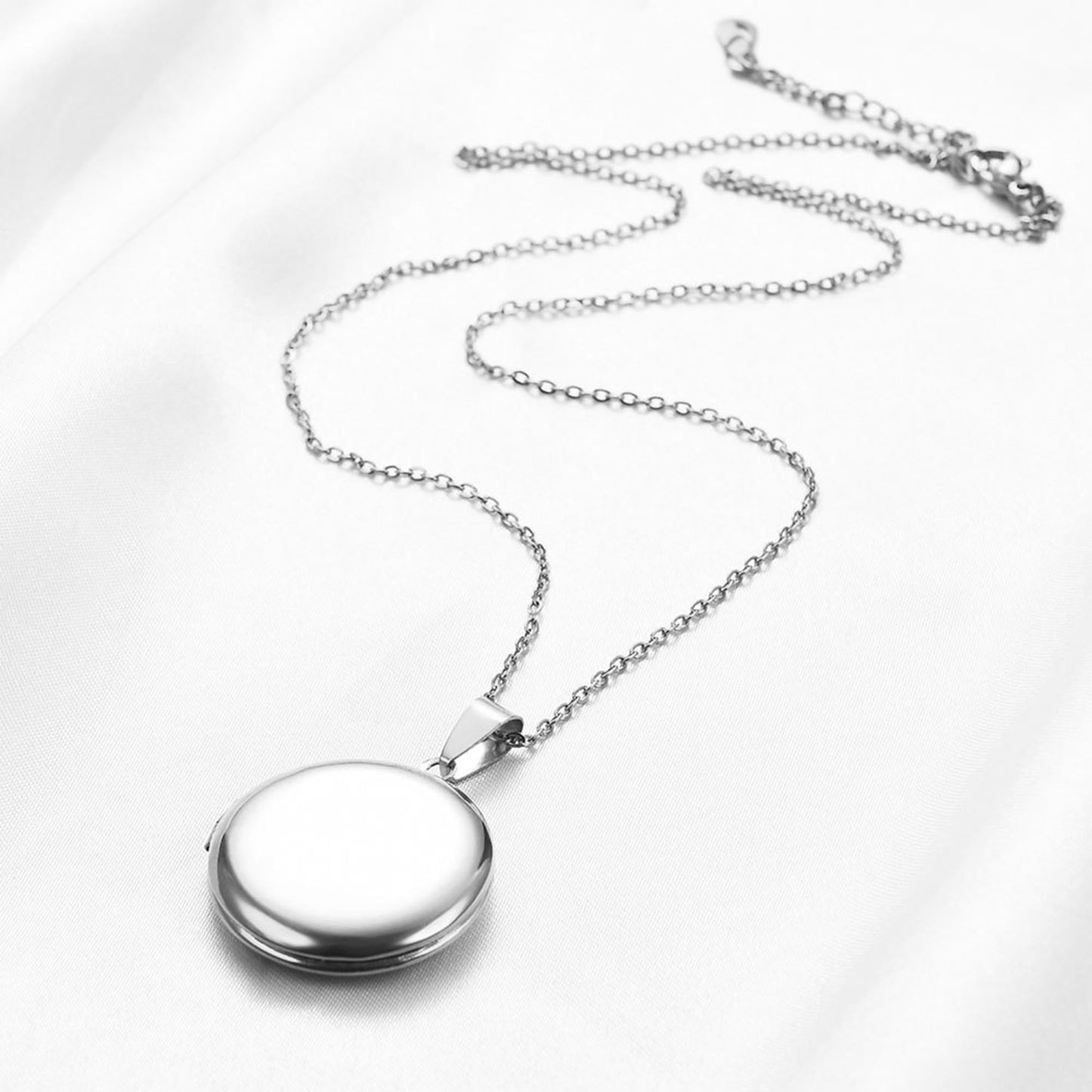 PHOCKSIN Silver Glossy Personalized Round Locket Necklace Custom Photo Locket Necklace for Women Picture Locket Pendant Necklace Text Engraved Customized Lockets Gifts for Mom Daughter