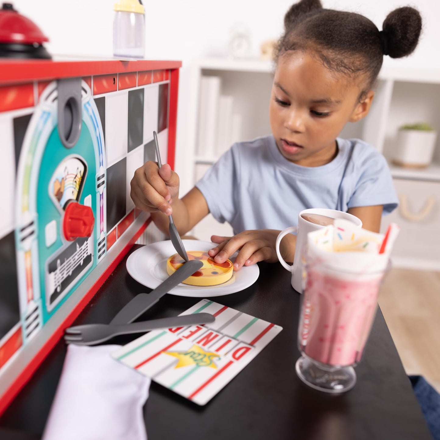 Melissa & Doug Star Diner Restaurant 41-Piece Play Set with Toy Food, Cookware & Play Kitchen Accessories, Preschool Learning Toys for Girls & Boys 3+