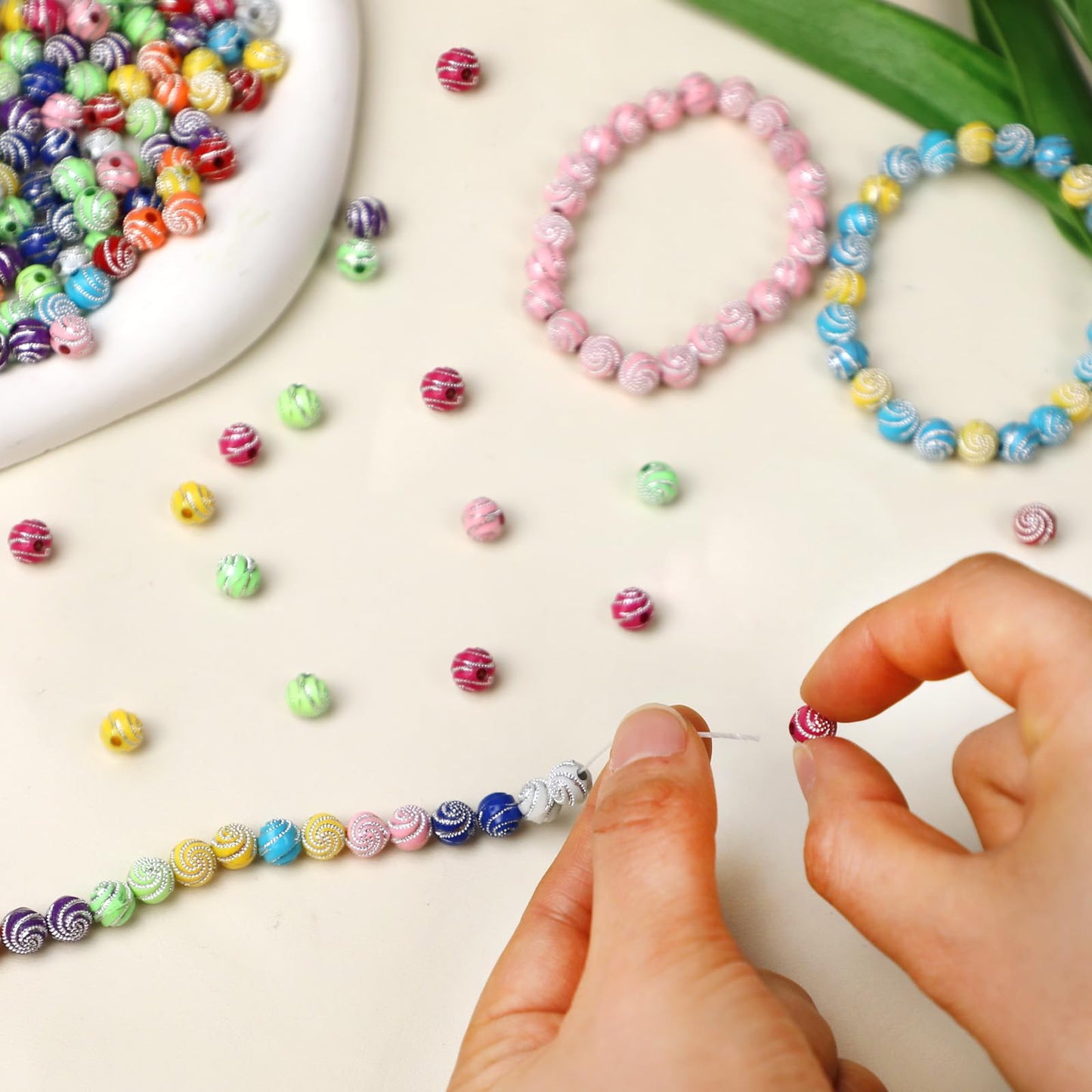 TOBETOPTOOLER 1000PCS 8mm Acrylic Beads for Bracelets,Colorful Round Sparkle Spiral Bead Bulk for DIY Jewelry Keychains Friendship Bracelet Charms Crafts Supplies (Multicolor, Threaded 1000PCS)
