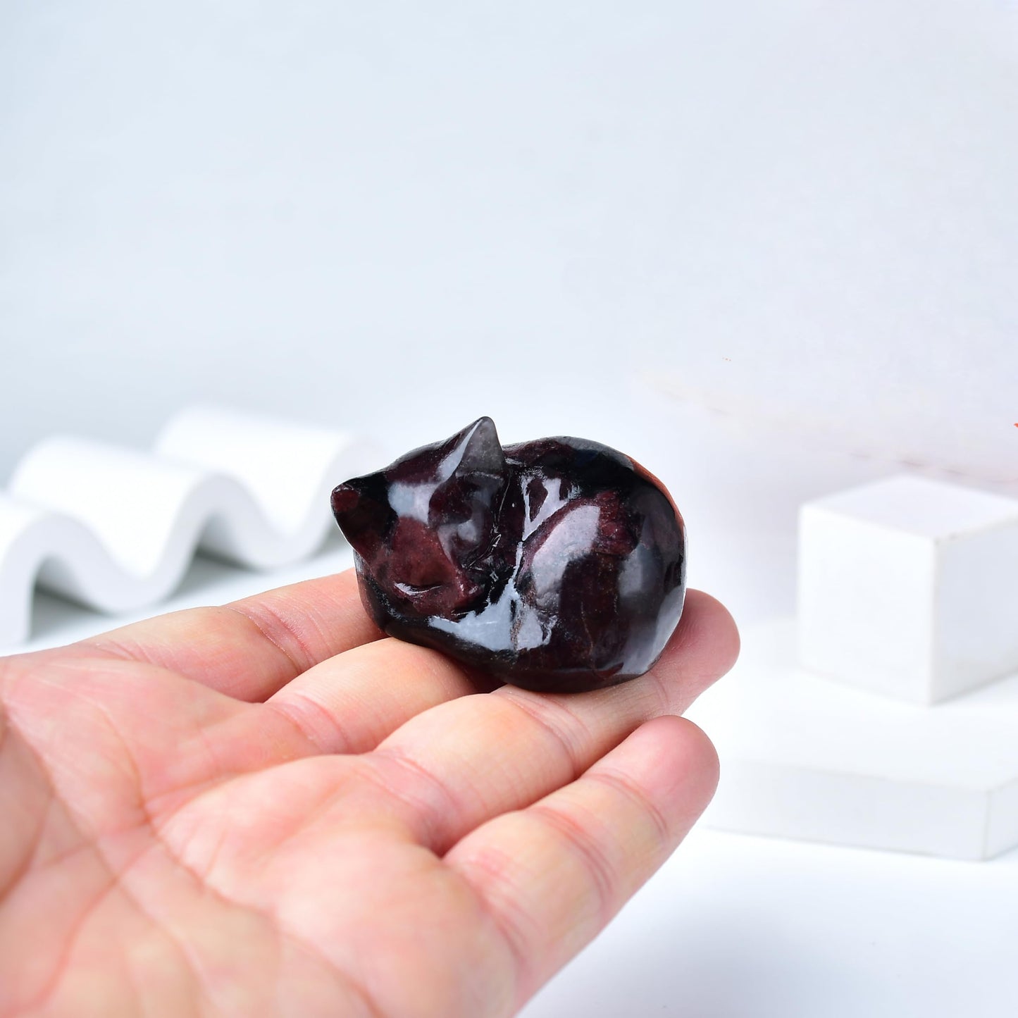 RUIJINGYUAN Natural Garnet Cat Statue - 2 Inch Hand Carved Healing Crystal Figurine, Sleeping Cat Stone Sculpture for Desk Decor, Office Home Gift for Cat Lovers