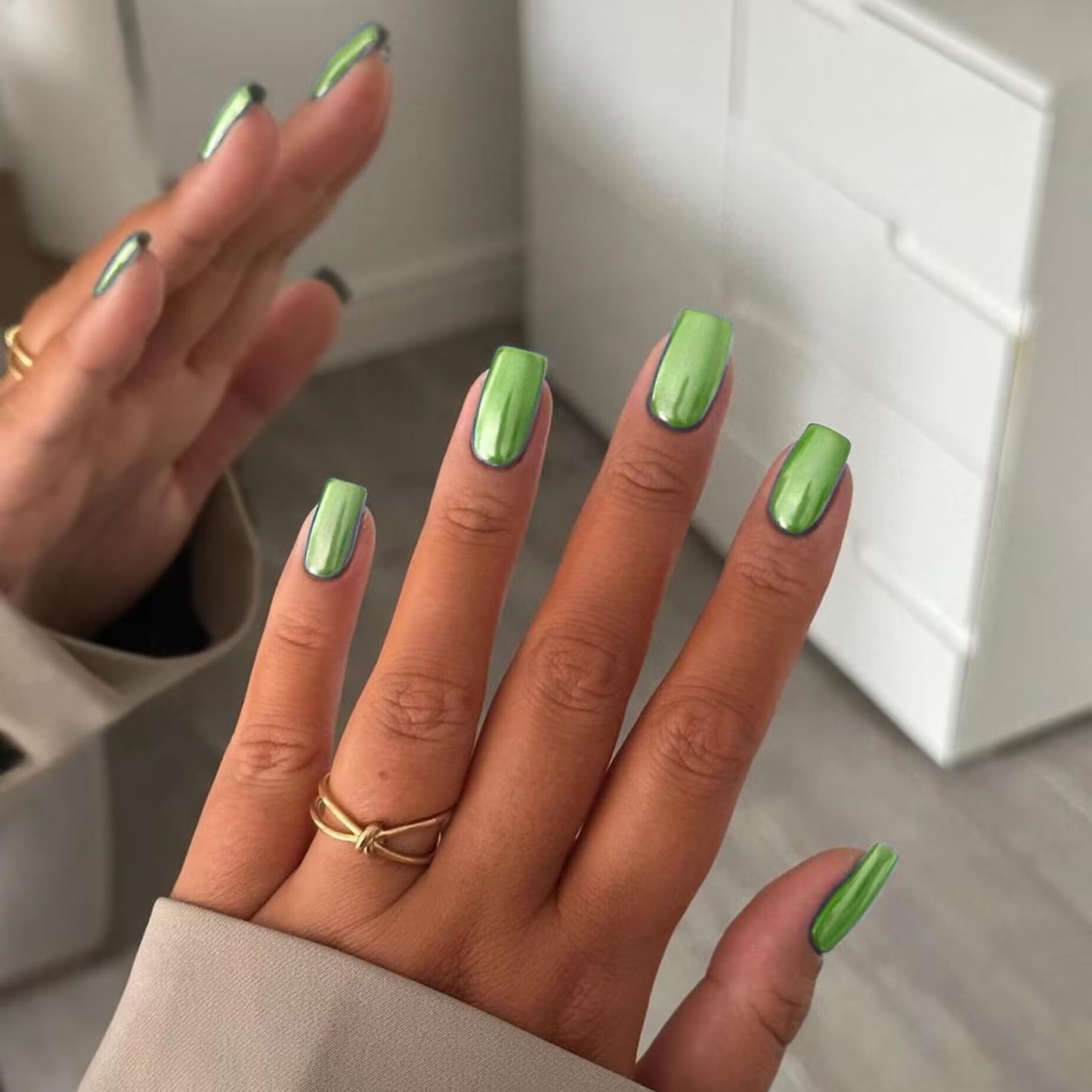 KQueenest Chrome Green Press on Nails Short Medium Square, Metallic Fake Nails Mirror Metallic False Acrylic Nails Press Ons, Spring Bling Light Green Glue on Nails Medium Short Length in 24 Pcs