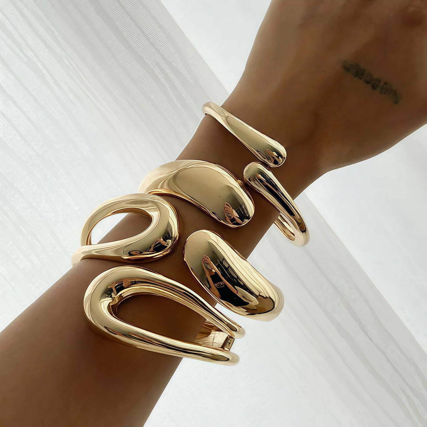 Dodder Chunky Gold Bangle Bracelets for Women, 14K Gold Plated Bangle Cuff Bracelet Set, Chunky Big Gold Bracelet Stack