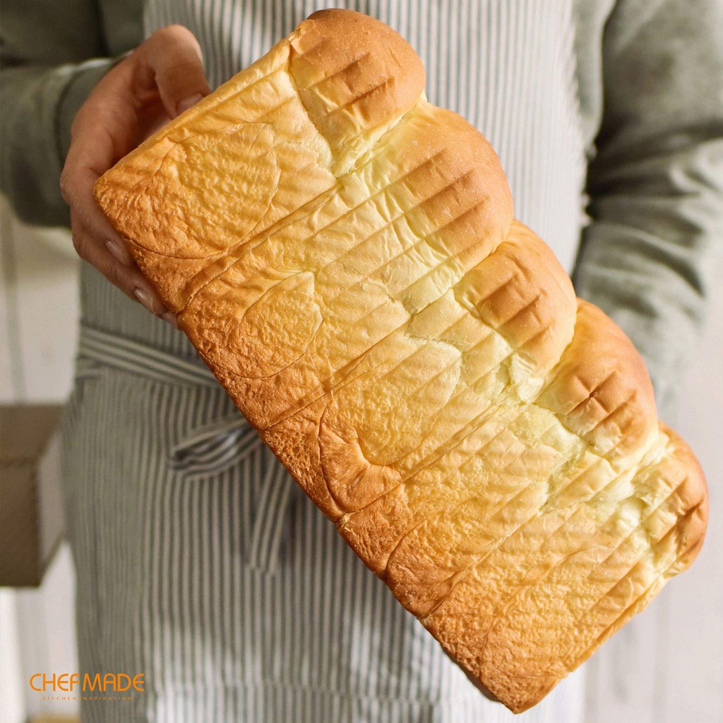 CHEFMADE Commercial Pullman Loaf Pan with Lid, 2.2Lb Dough Capacity Non-Stick Rectangle Corrugated Carbon Steel Bread Toast Mold with Cover for Baking Bread Dishwasher Safe (Champagne Gold)