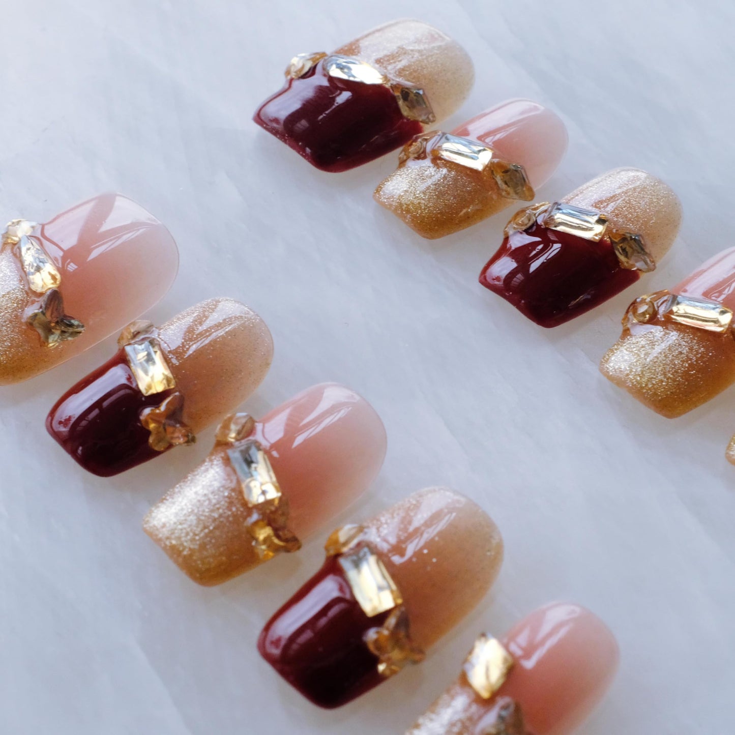 GLORS Press on Nails, Red Cat Eye False Nails with Gold Glitter, Short Square Shape, 10 Pieces (Small, SS)