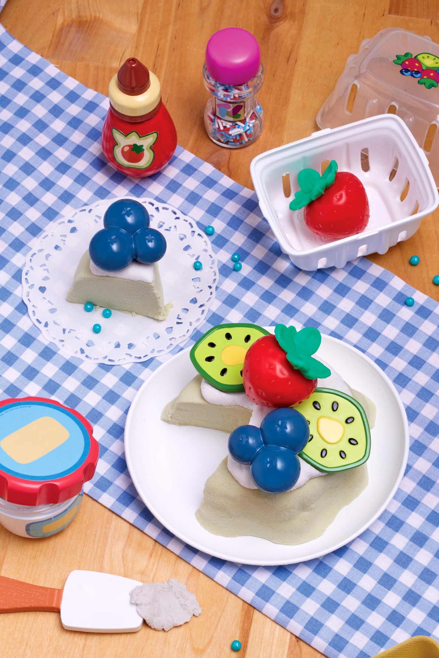 Little Tikes Creative Chefs Bluey Pavlova Kit with 15 Accessories, Pretend Play Cooking Set, for Boys and Girls Ages 3+ Years