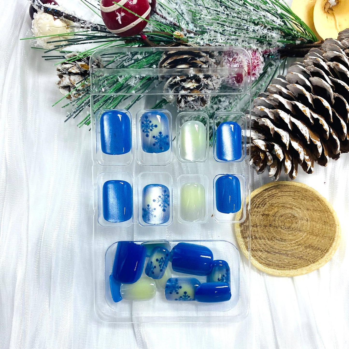 LWTZLW Christmas Press on Nails Snowflake Short Square False Nails Blue White Glitter Full Cover Glue on Nail Blue Snowflake Design Acrylic Fake Nails Winter Artificial Glossy Nail Reusable for Women