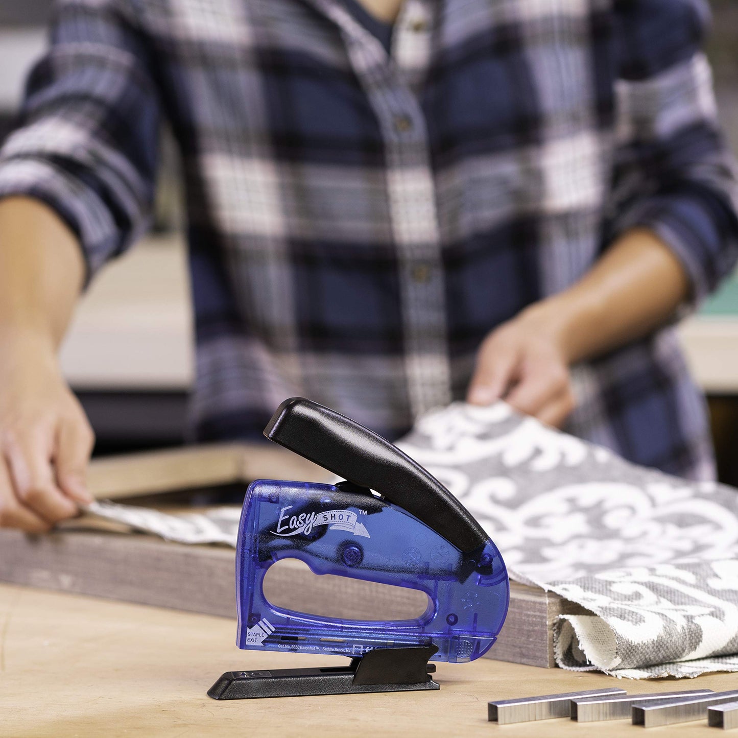 Arrow 5650DTB-6 Easy Shot Staple Gun, Manual Stapler for Decorating and Crafts, Includes Stapling base and 400 JT21 Staples, Blue