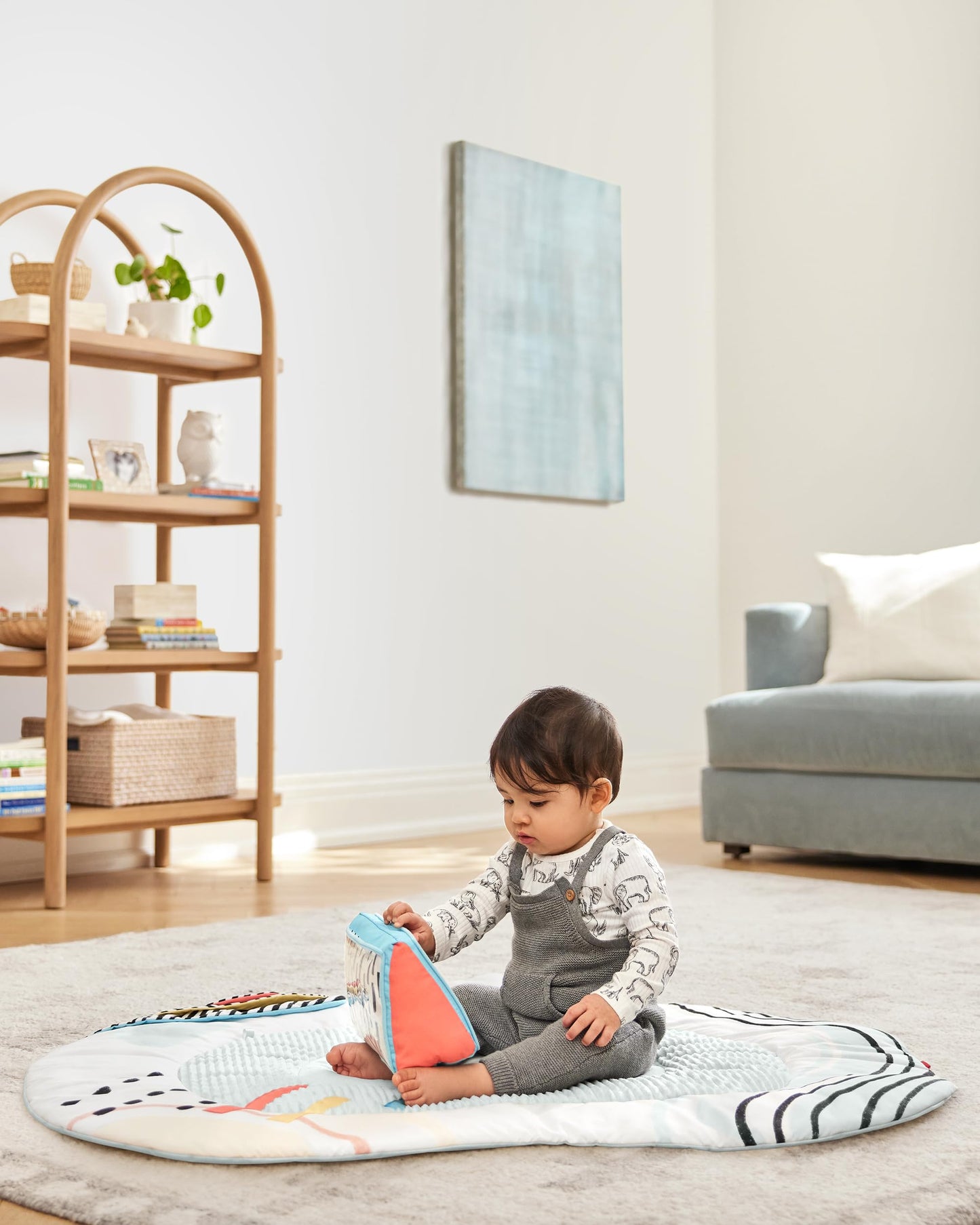 Skip Hop Baby Play Gym Montessori-Inspired 3-in-1 Sensory Tummy Time Activity Mat with 25+ Developmental Activities 4 Toys and 5 Parent Guide Cards with Stage-Based Activities Discoverosity Age 0-2y