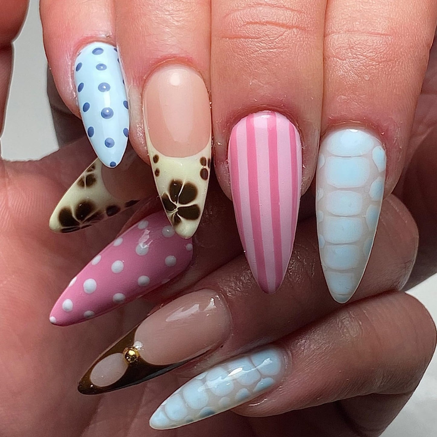 Long Press on Nails Almond Fake Nails French Artificial Nail Blue Tortoise Shell Designs Beach Stick on Nail for Women 24pcs
