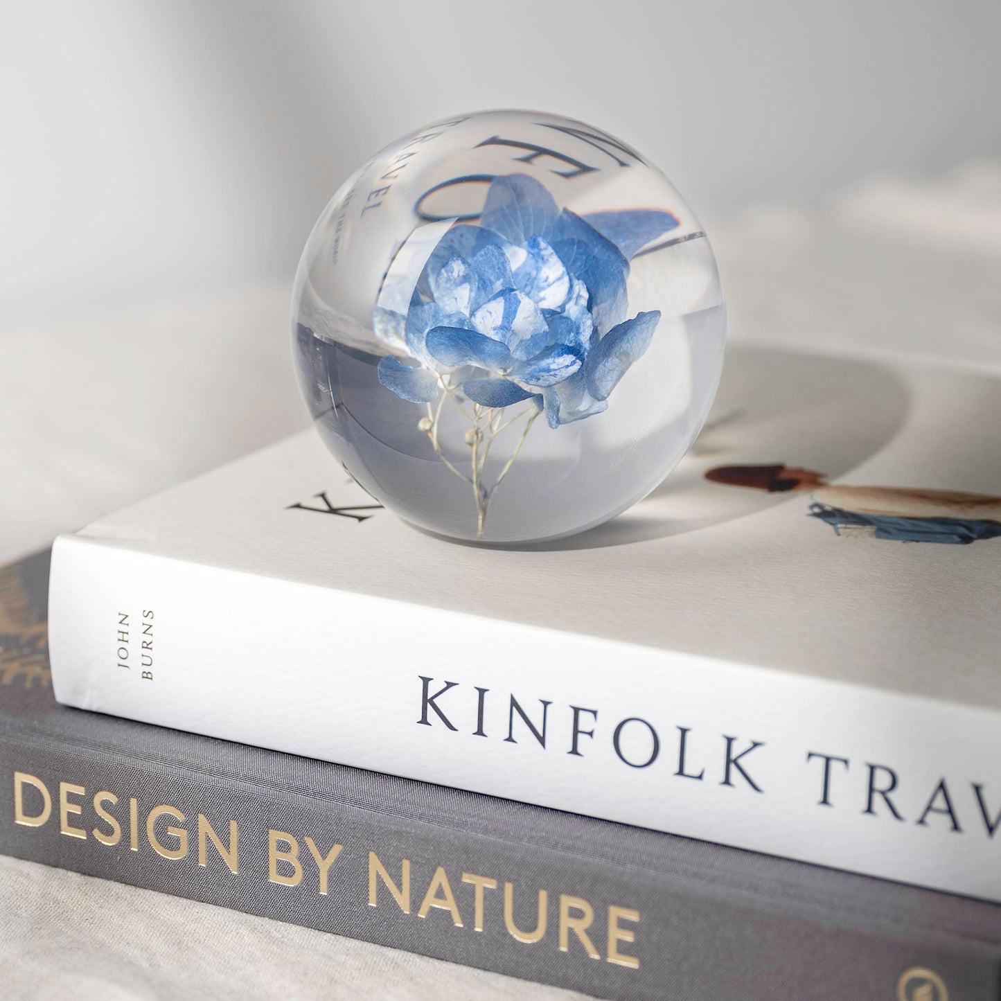 NouvoCrescent Real Blue Hydrangea Paperweight - Home Decor Crystal Resin Ball 3.14in (80mm) - Clear Blue Hydrangea Flower Globe for Special Days - Sphere Figurine Office Paperweight w/Flat Bottom